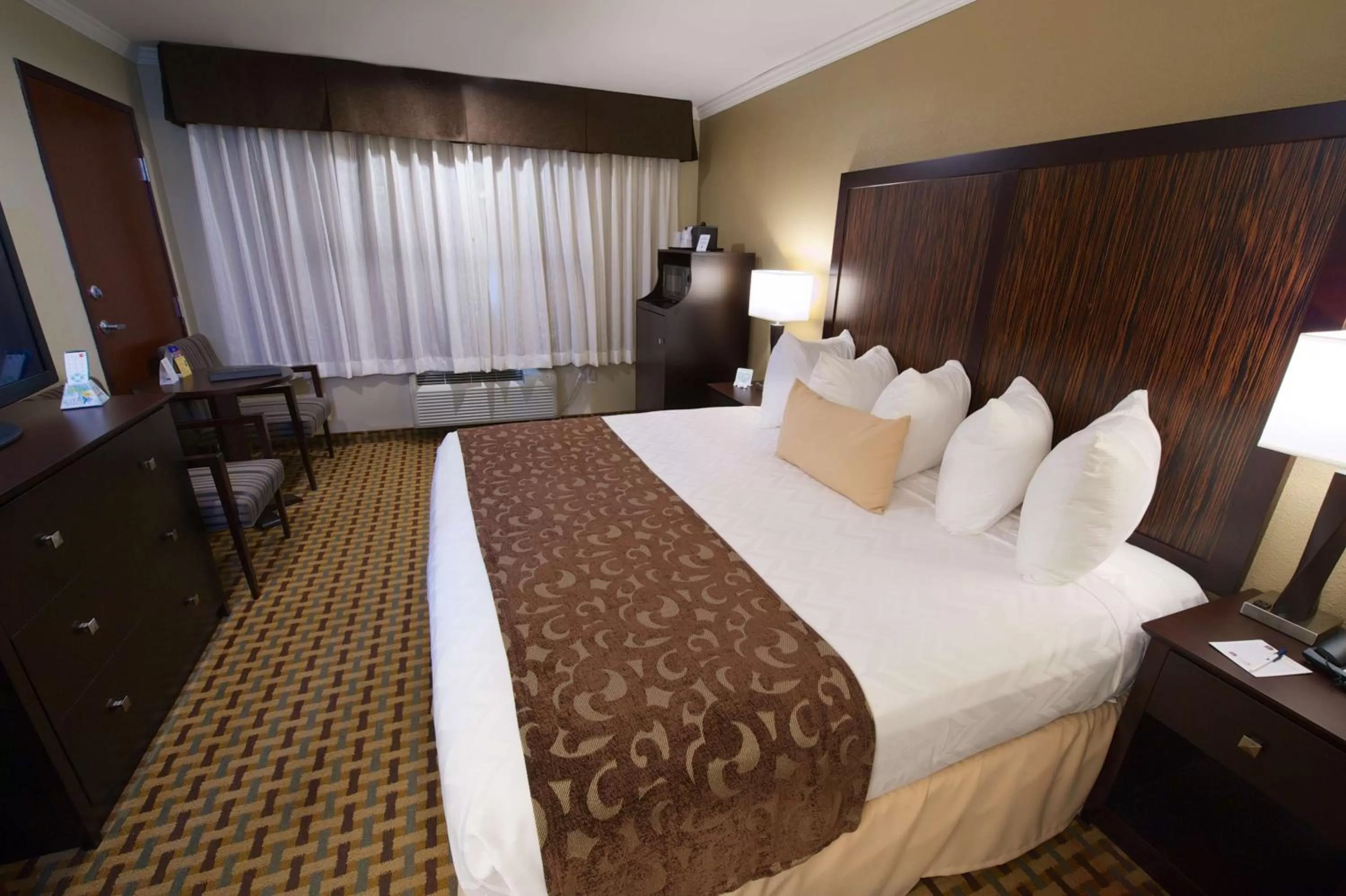 King Room with Roll-In Shower - Disability Access in Best Western Plus Orchid Hotel & Suites
