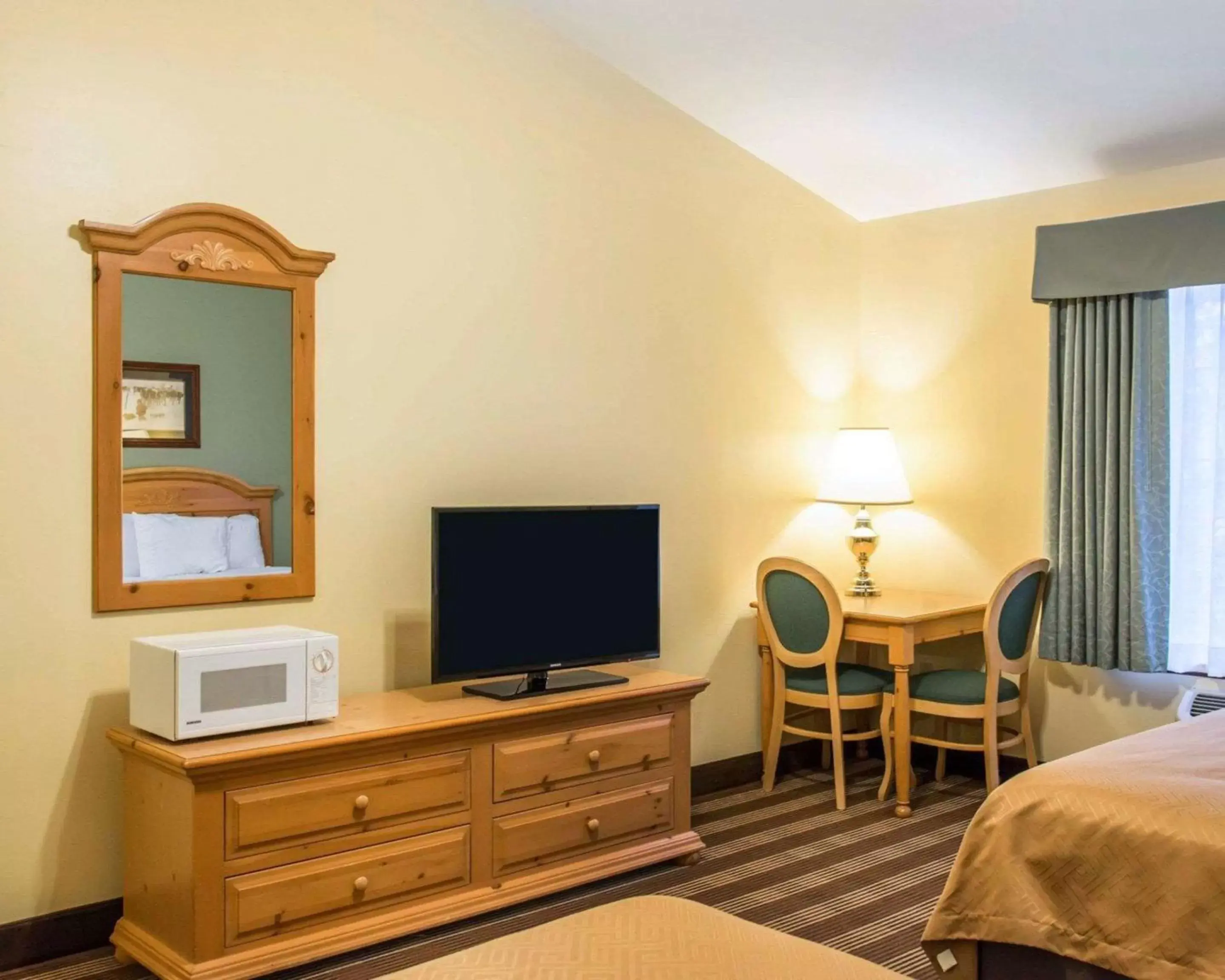 Photo of the whole room, TV/Entertainment Center in Econo Lodge Inn & Suites Eau Claire