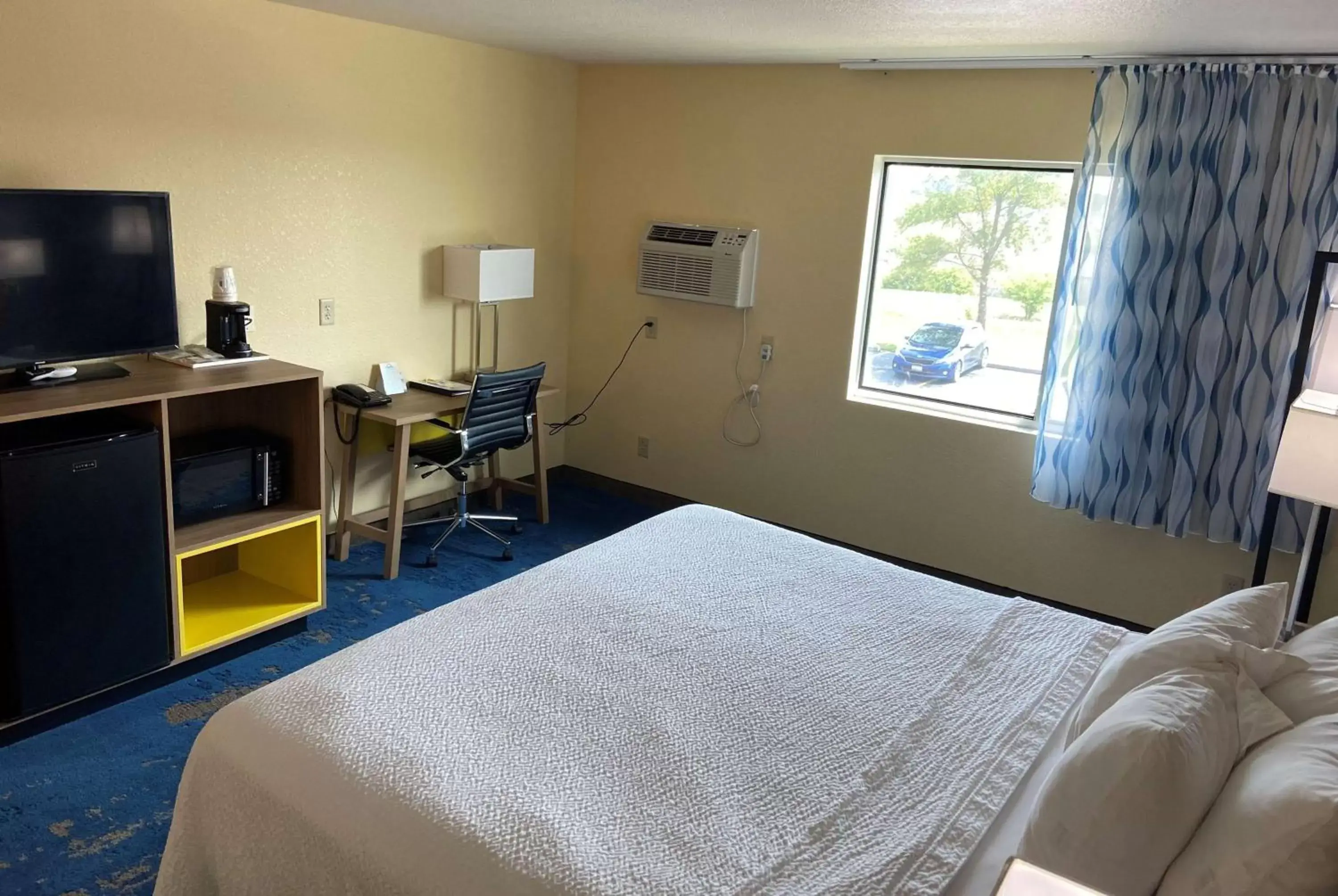 Photo of the whole room, Bed in Days Inn by Wyndham Newton