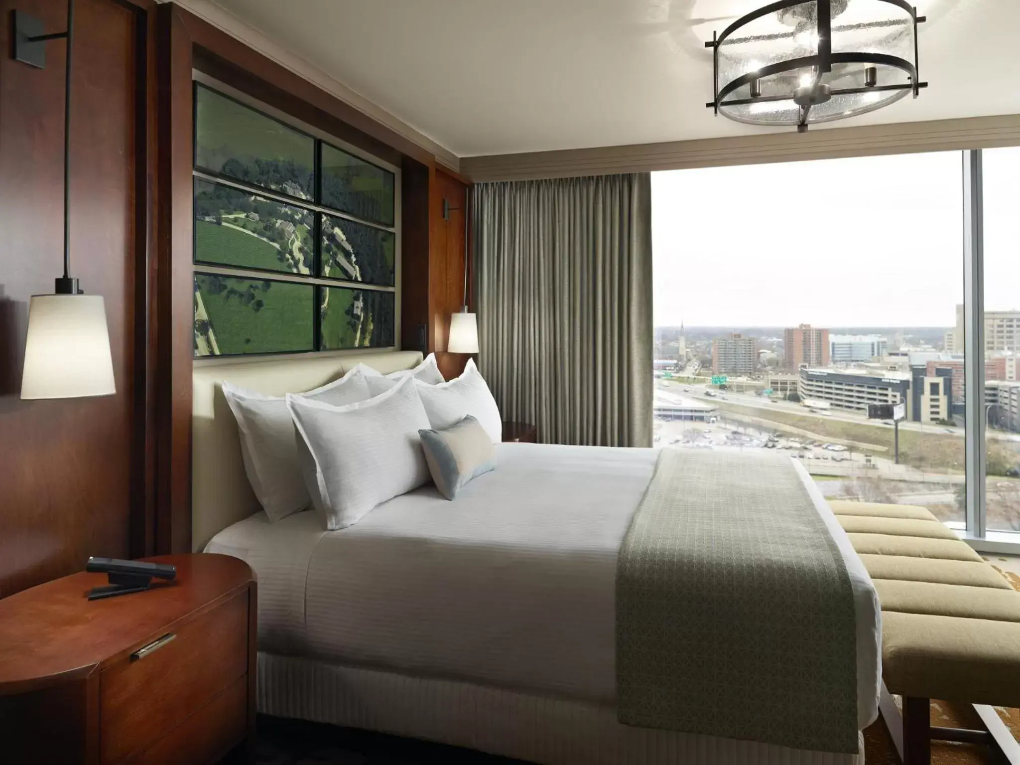 Photo of the whole room, Bed in Omni Louisville Hotel