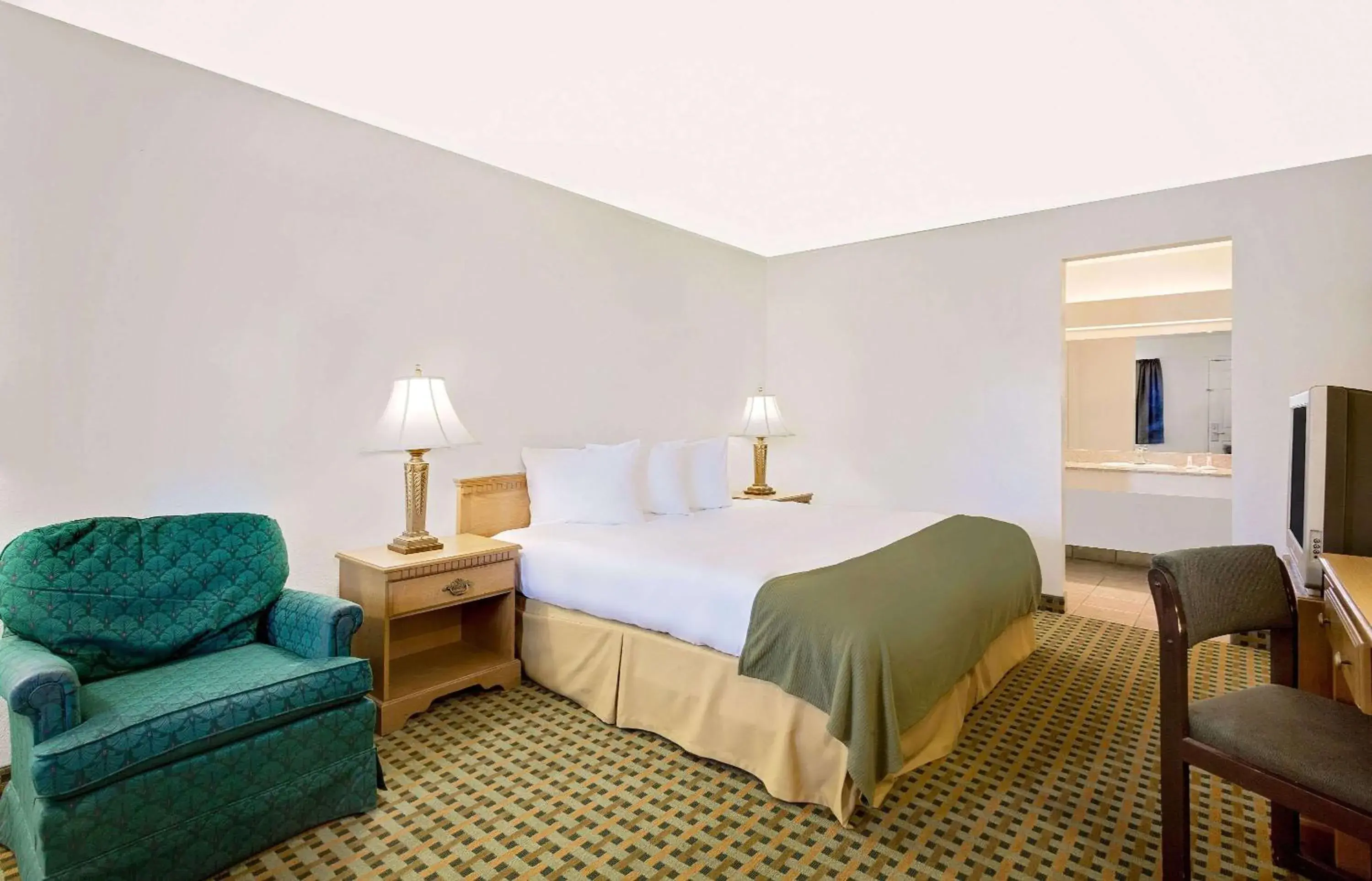 Photo of the whole room, Bed in Silver Queen Inn Photo of the whole room, Bed in Silver Queen Inn