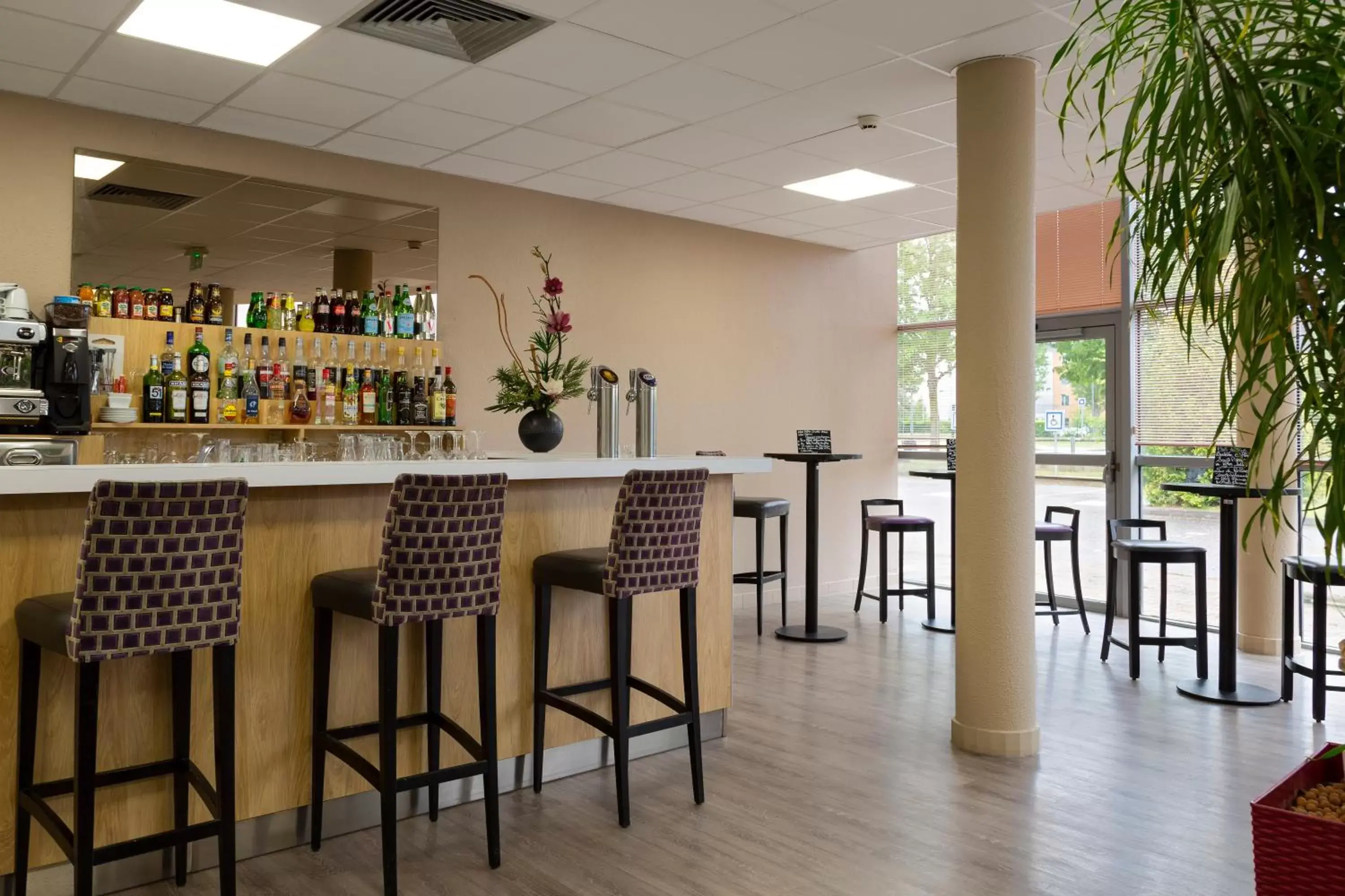 Restaurant/places to eat, Lounge/Bar in Comfort Hotel Aeroport Lyon St Exupery