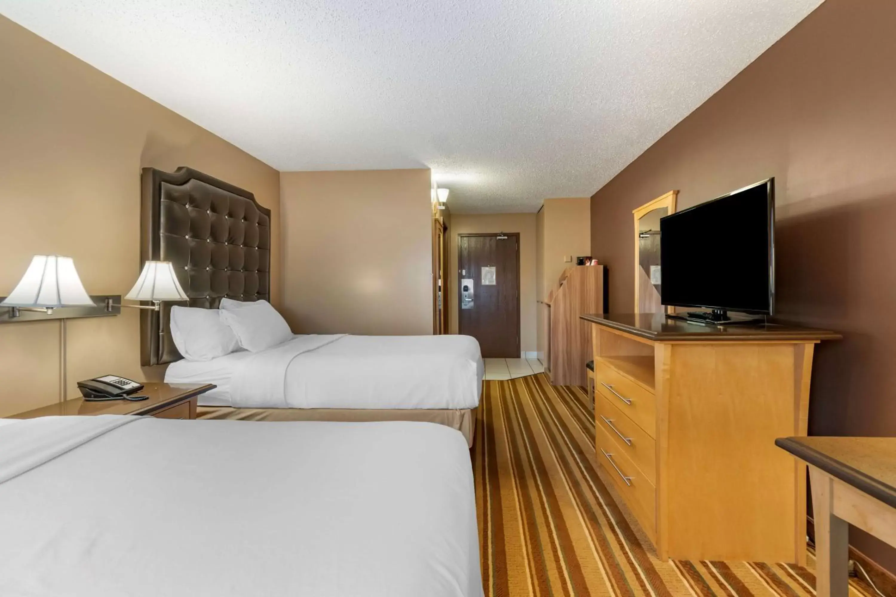 Bedroom, TV/Entertainment Center in Best Western Marquis Inn & Suites