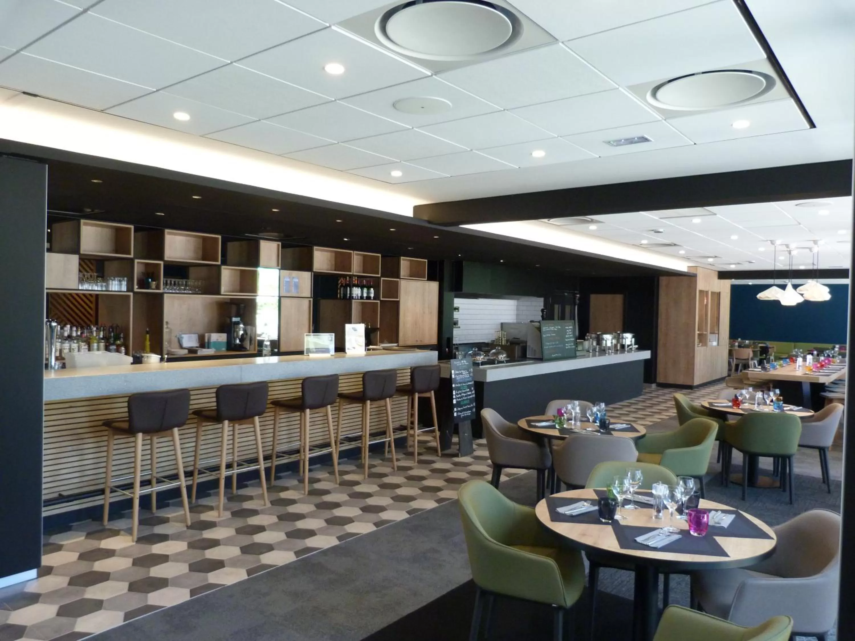 Restaurant/places to eat in Novotel Caen Côte de Nacre