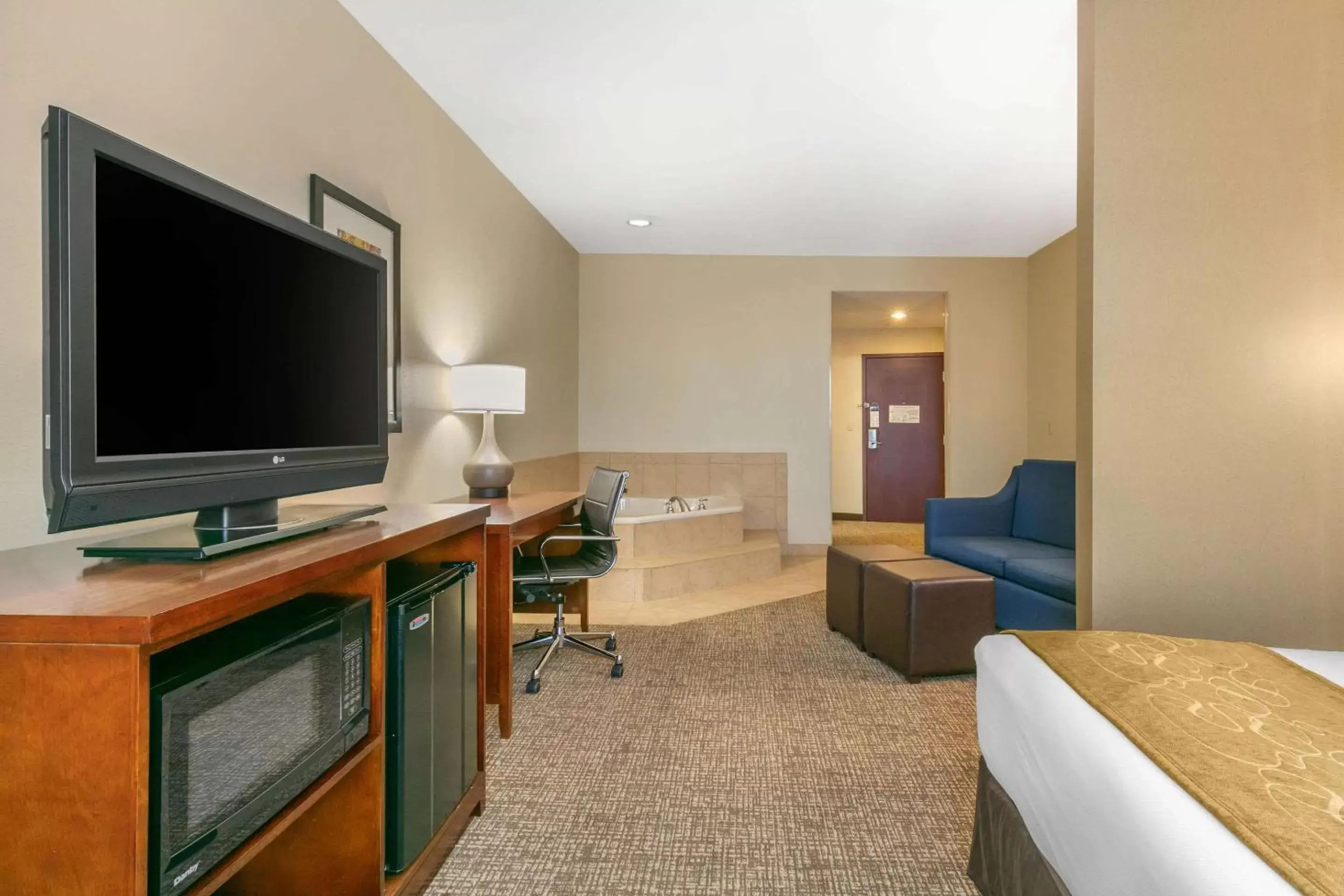 Bedroom, TV/Entertainment Center in Comfort Suites Forrest City