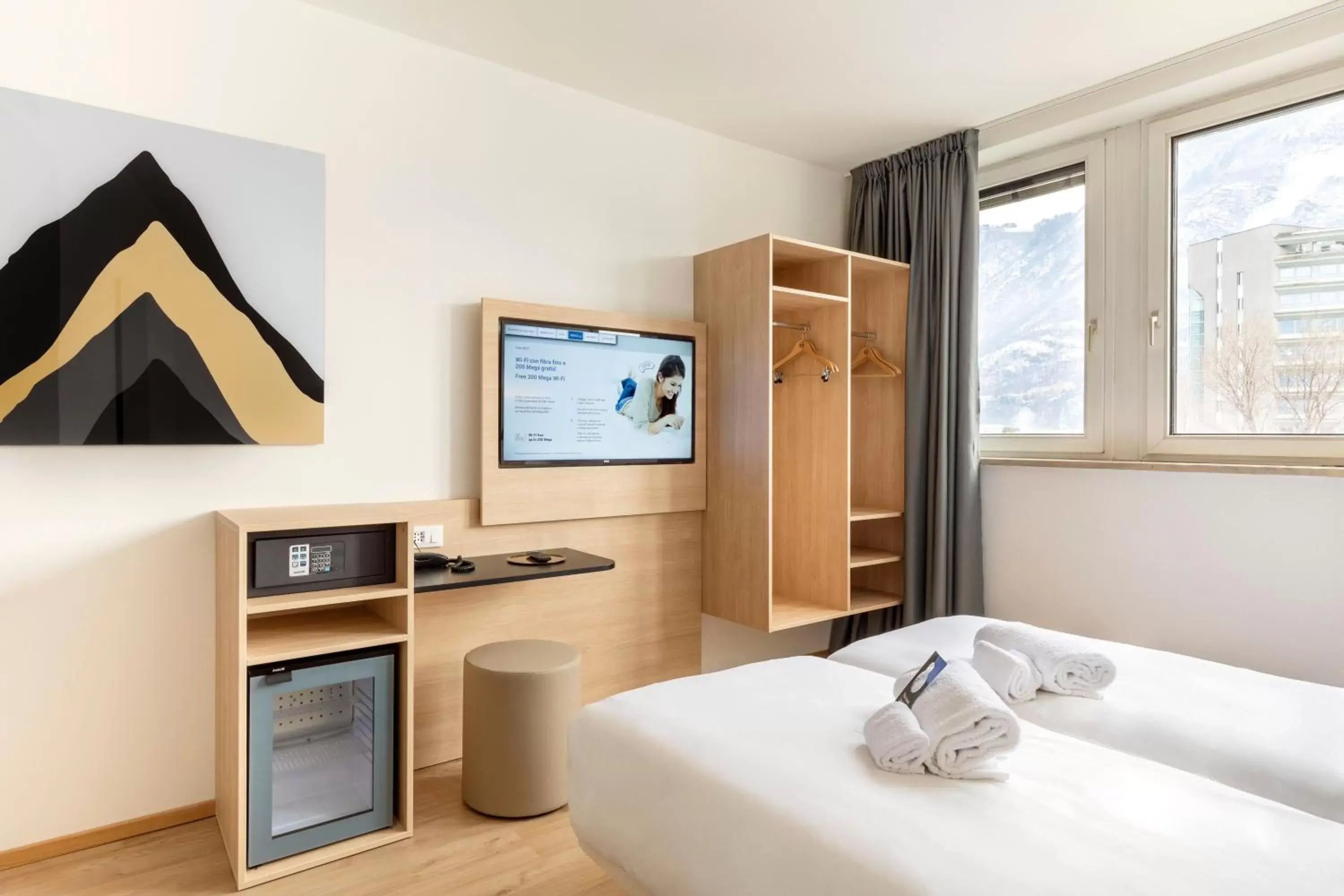 Bedroom, TV/Entertainment Center in B&B Hotel Bolzano