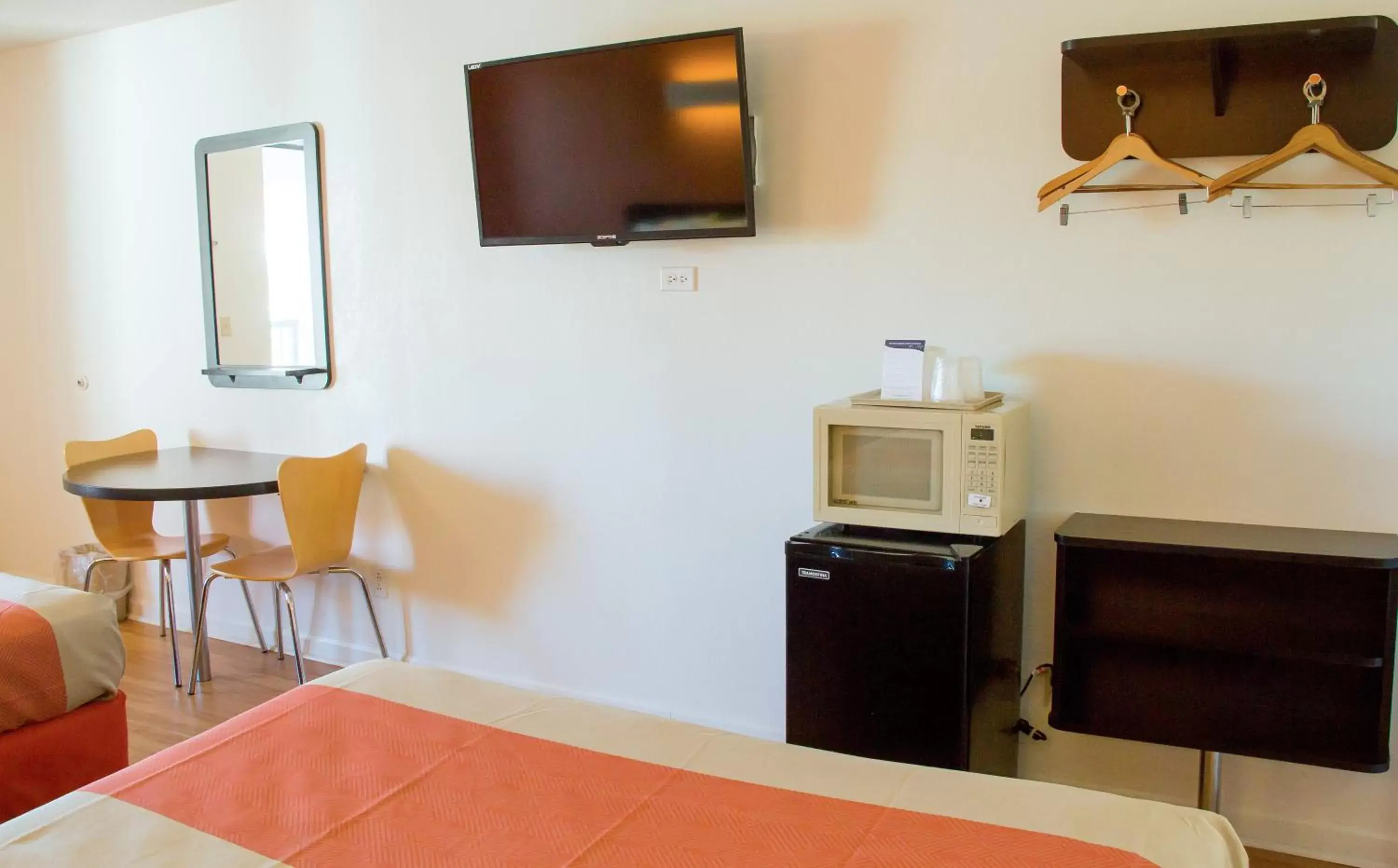Bedroom, TV/Entertainment Center in Motel 6-Cookeville, TN