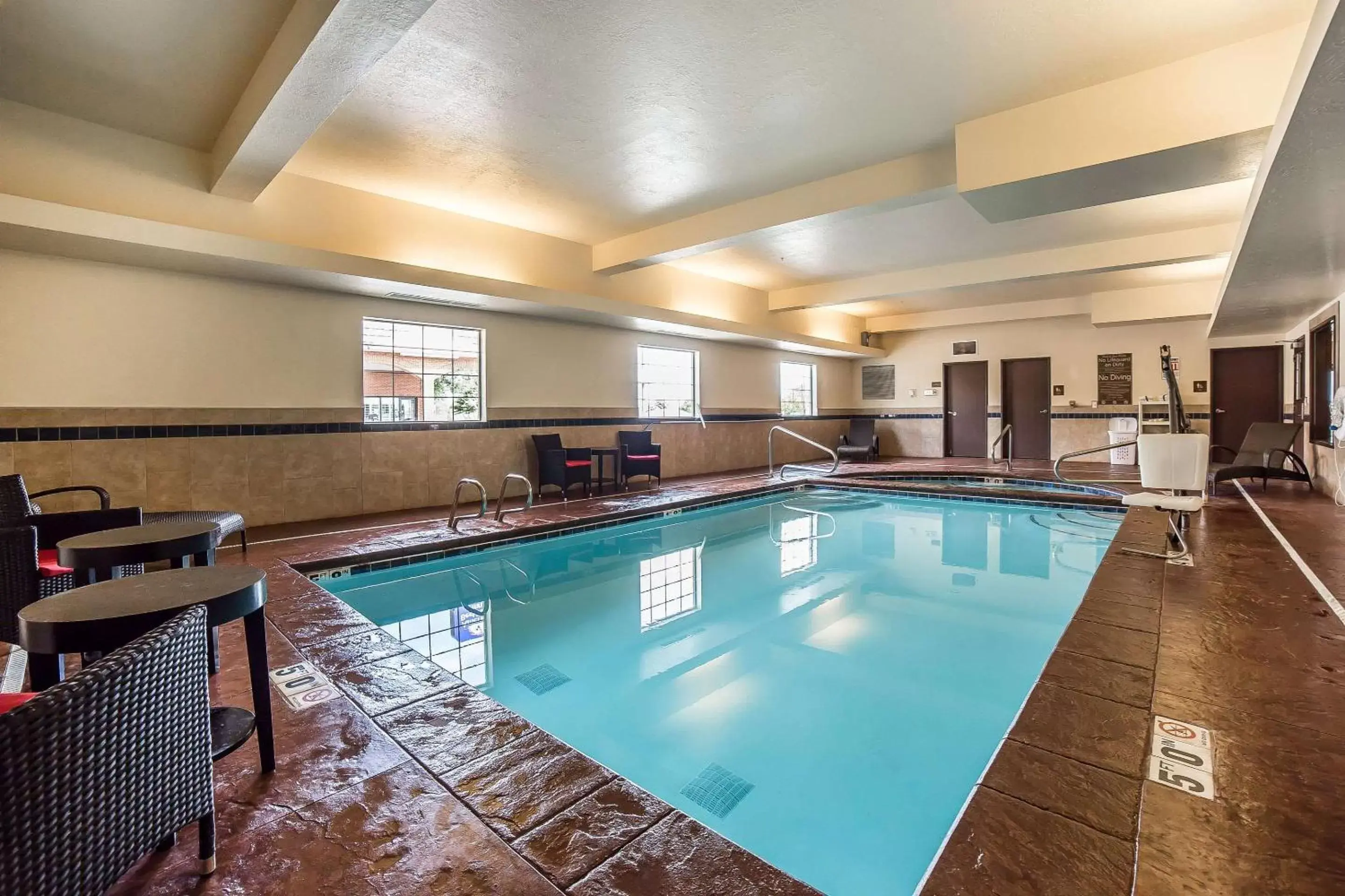 Swimming Pool in Comfort Inn Ballard-Roosevelt