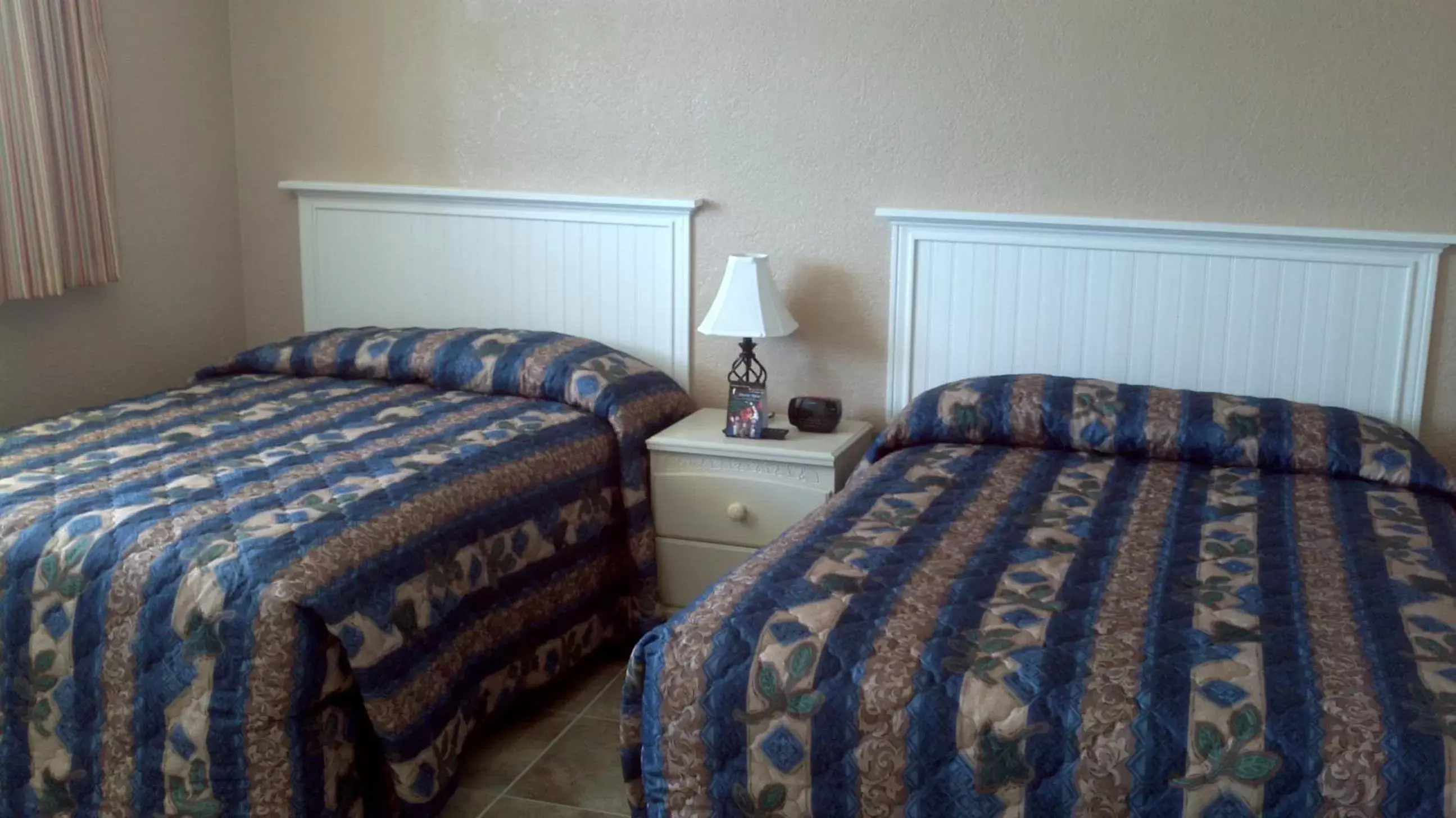 Photo of the whole room, Bed in Daytona Beach Hawaiian Inn