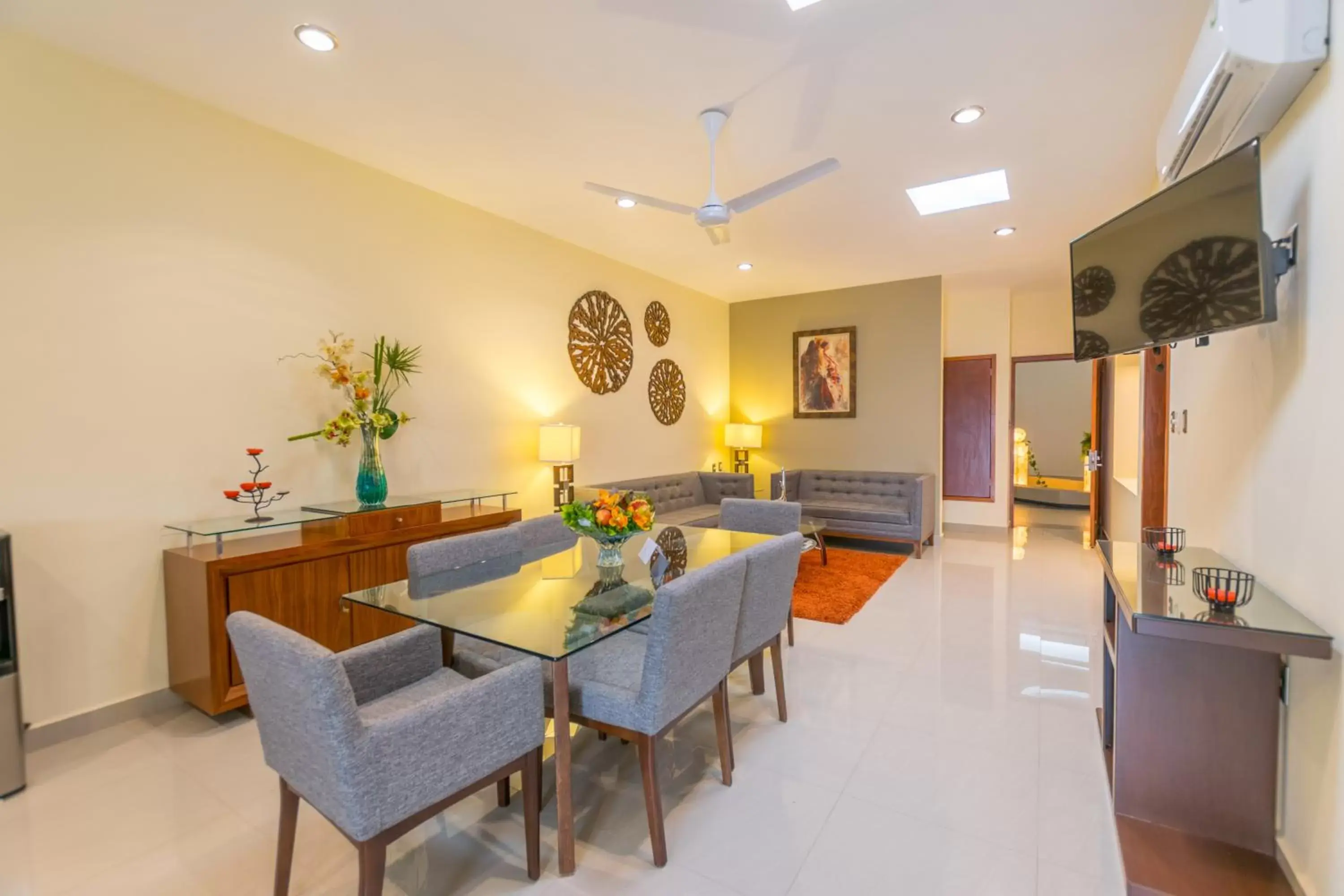 Living room, Dining Area in Hotel Ecce Inn & Spa