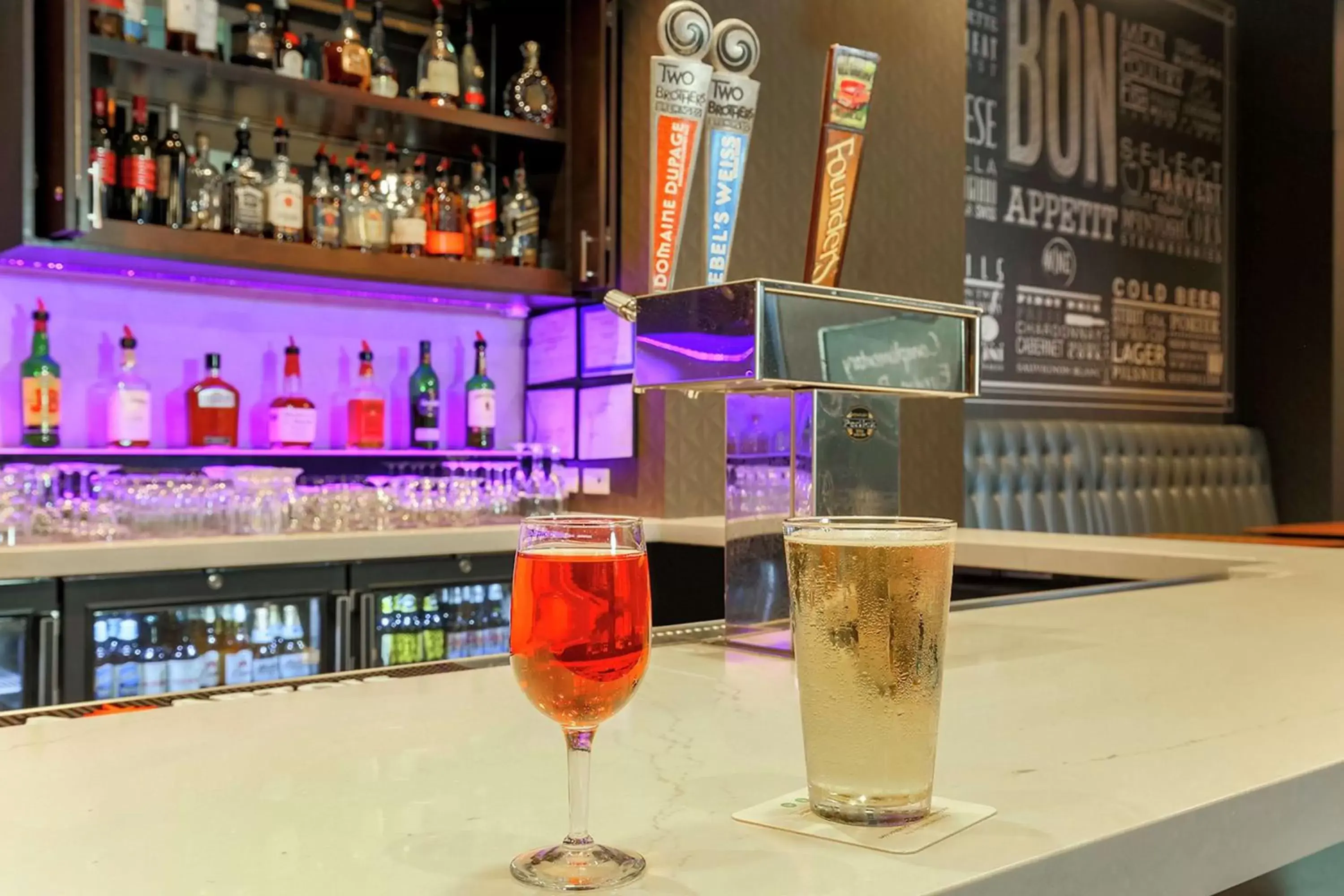 Lounge or bar in Embassy Suites by Hilton Chicago Lombard Lounge or bar in Embassy Suites by Hilton Chicago Lombard