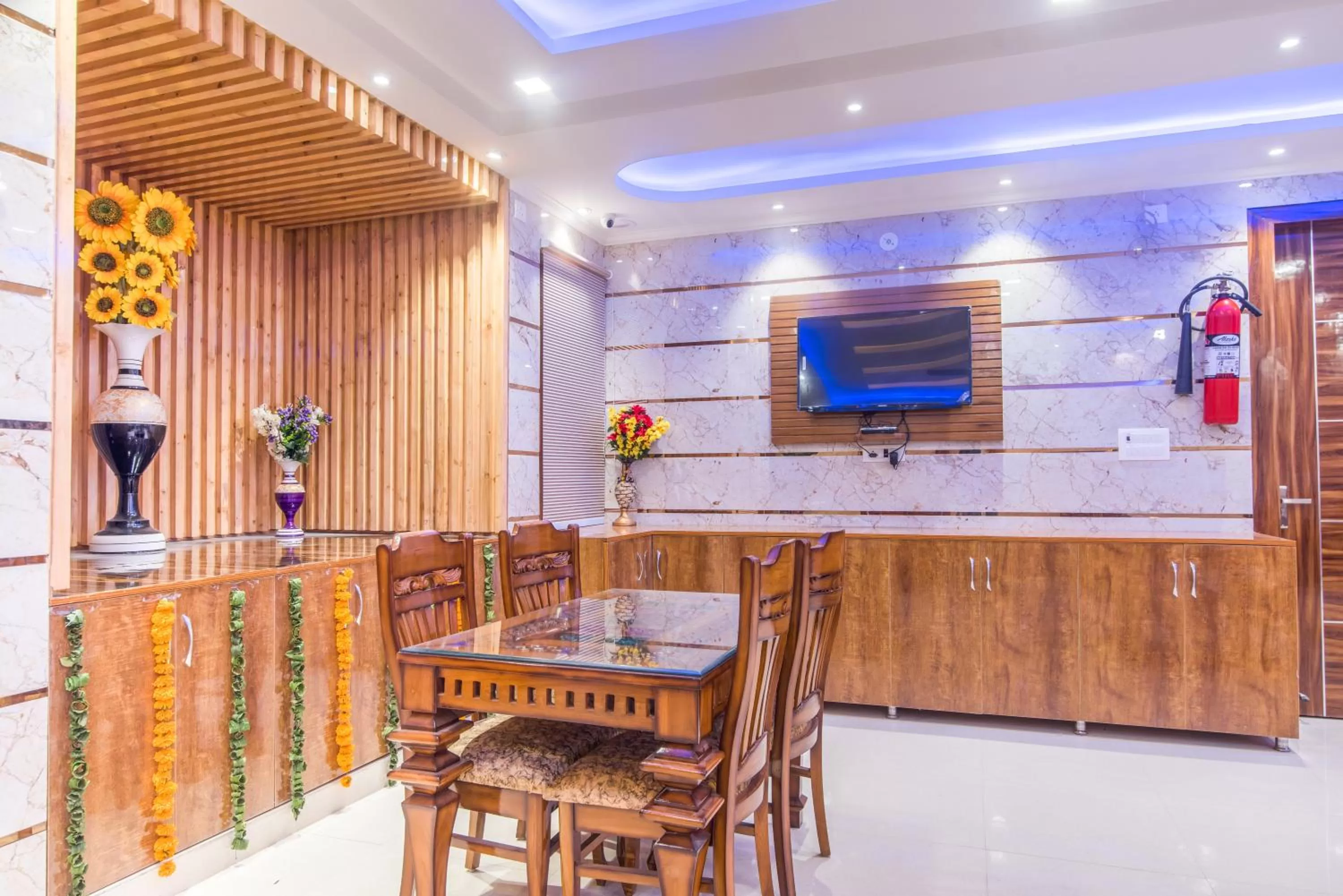 Communal lounge/ TV room in Hotel Festival Mahipalpur At Delhi Airport