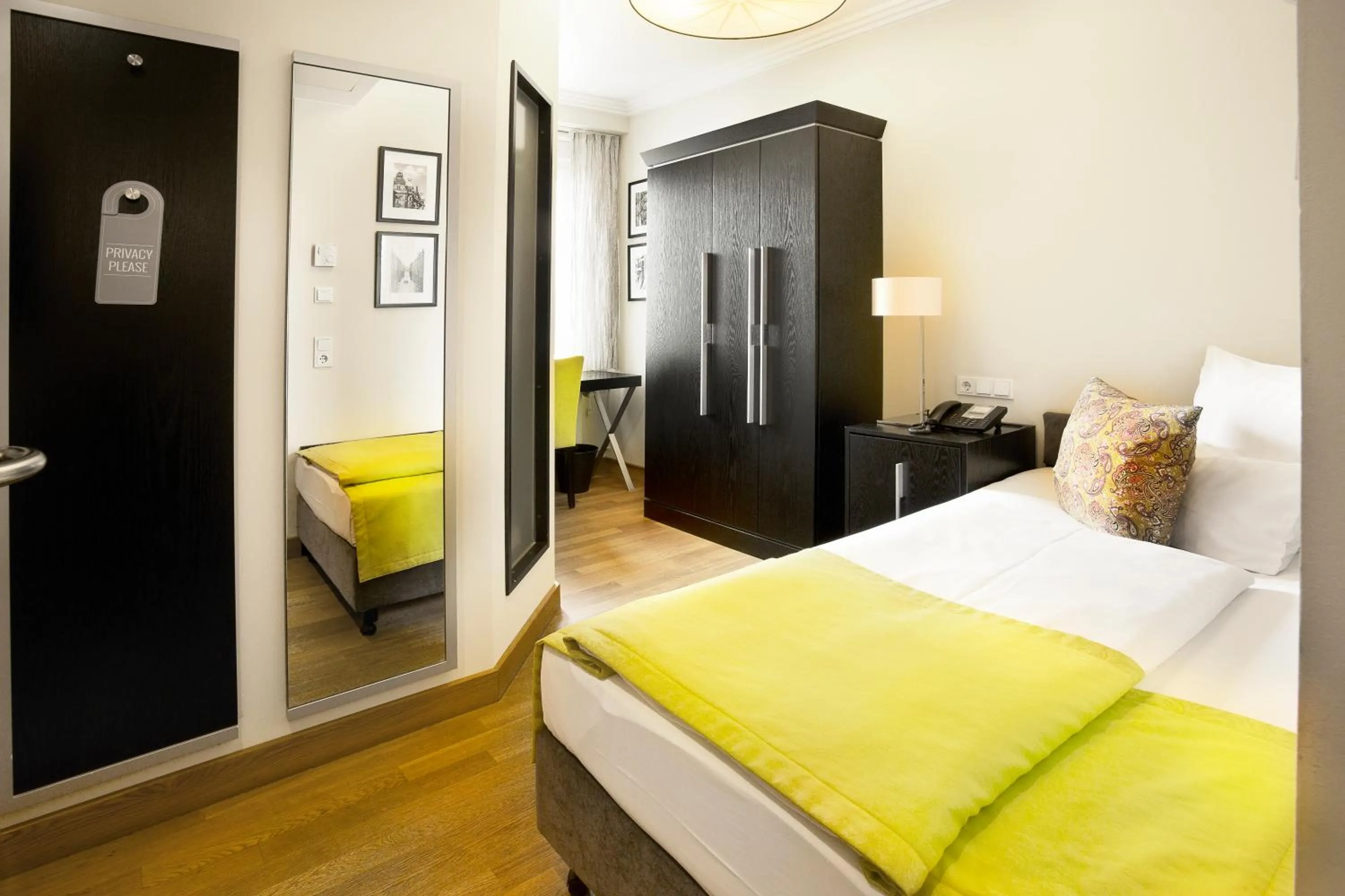 Photo of the whole room, Bed in Hotel Hamburger Hof