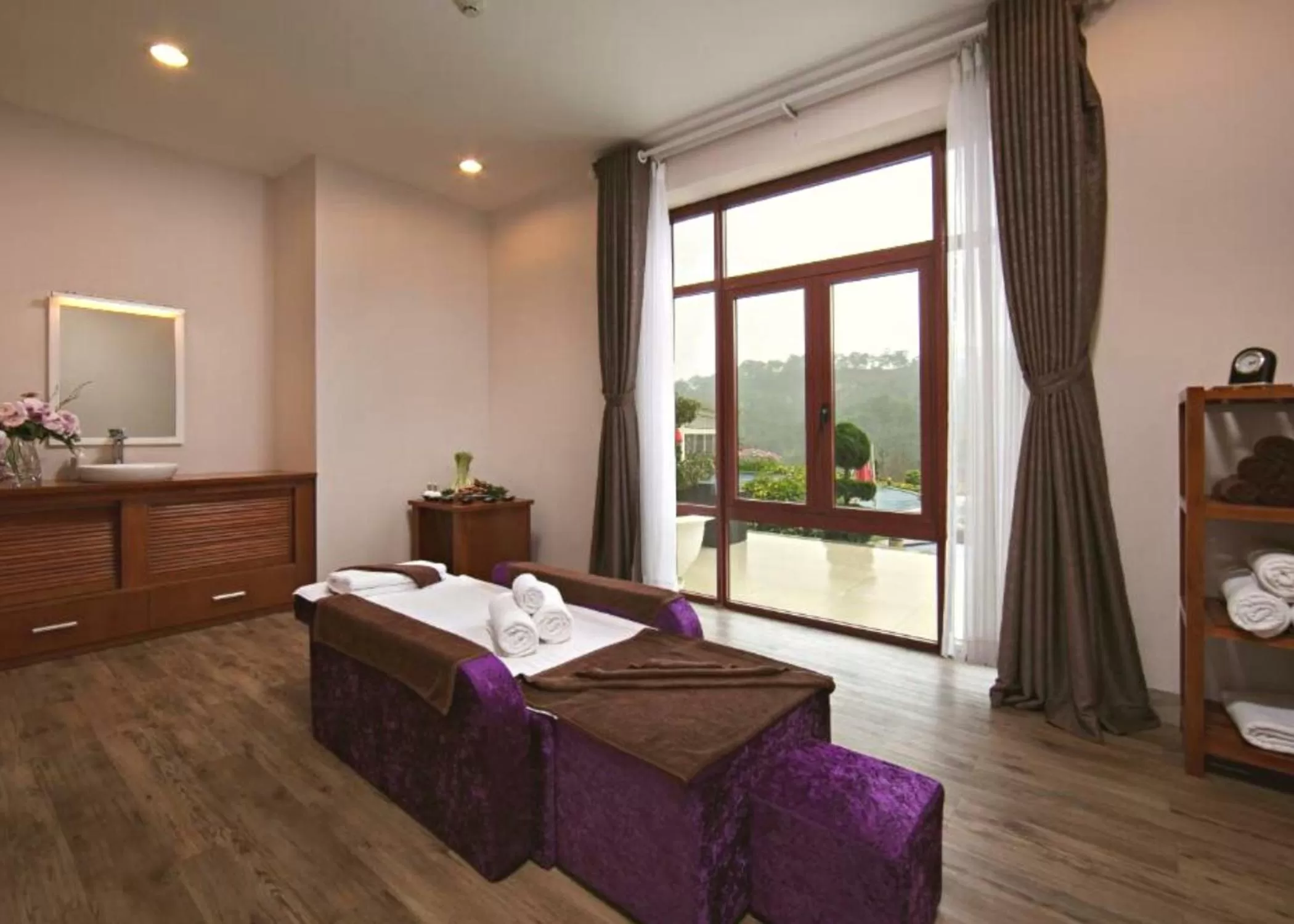 Spa and wellness centre/facilities, Bed in Swiss-Belresort Tuyen Lam