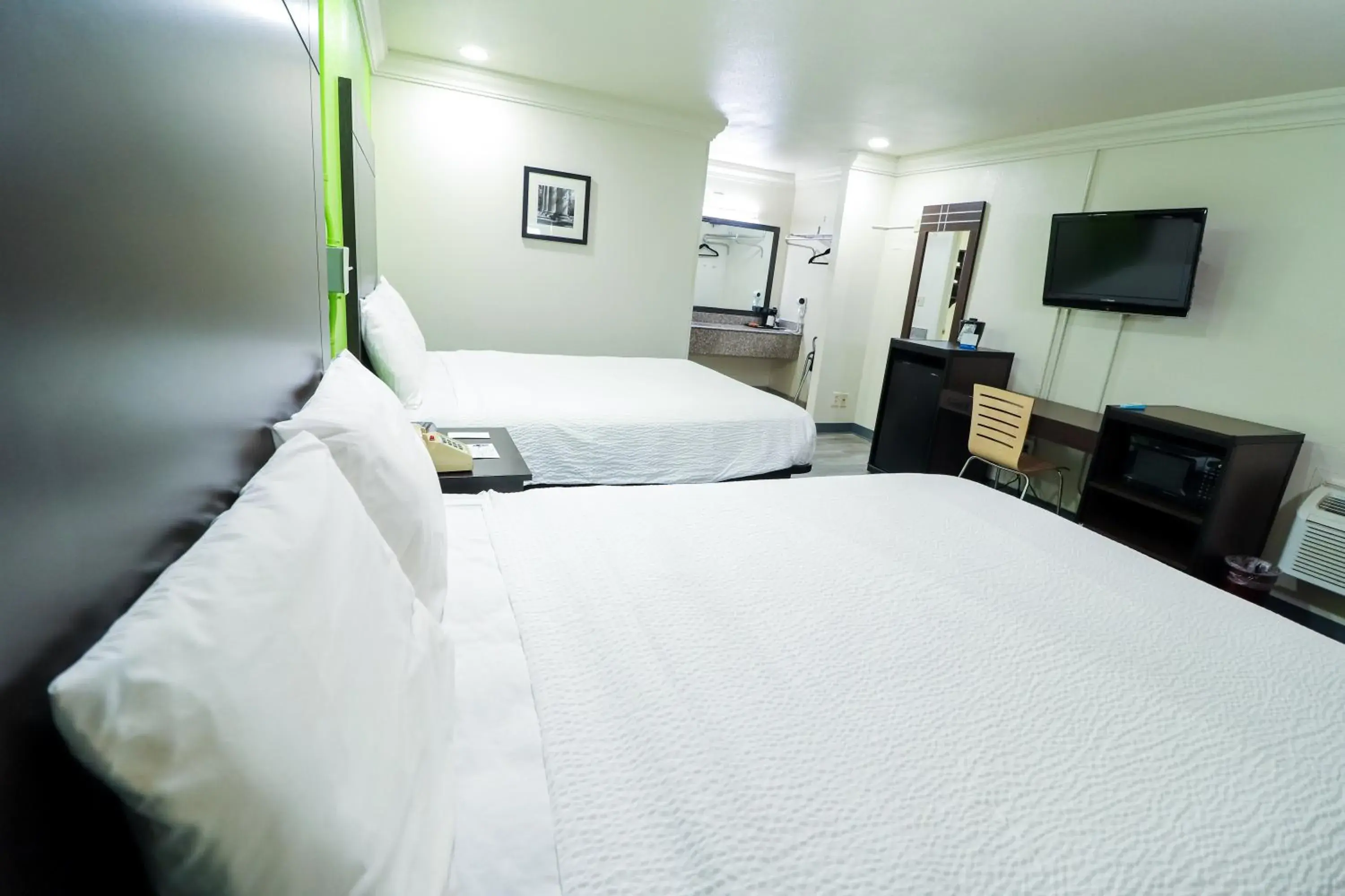 Communal lounge/ TV room, Bed in Rodeway Inn San Antonio Lackland AFB - SeaWorld