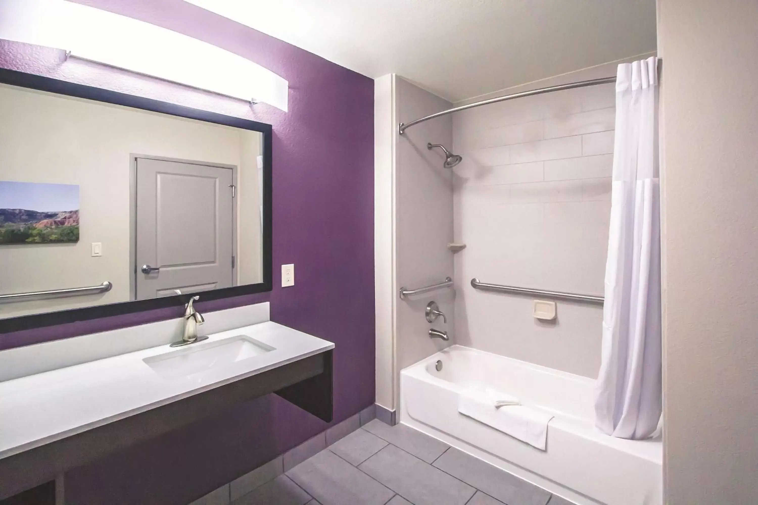 Photo of the whole room, Bathroom in La Quinta Inn & Suites by Wyndham Pampa