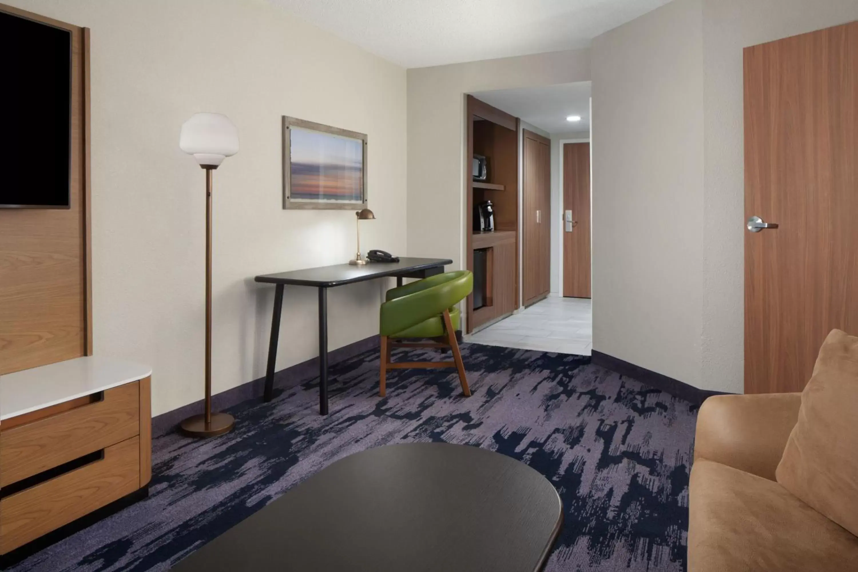 Living room, TV/Entertainment Center in Fairfield Inn & Suites by Marriott Charleston