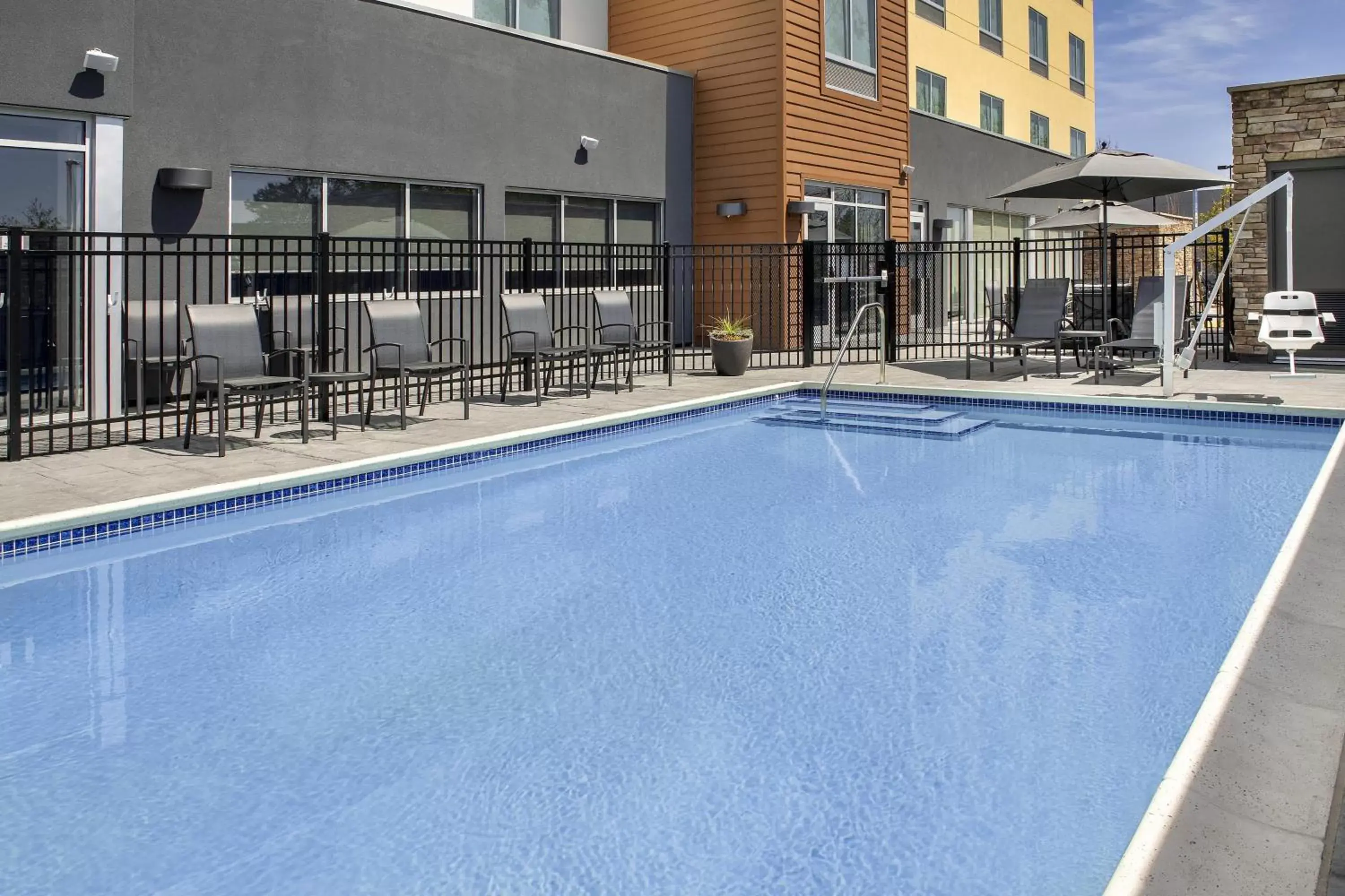 Swimming Pool in Fairfield Inn & Suites by Marriott Santa Rosa Rohnert Park