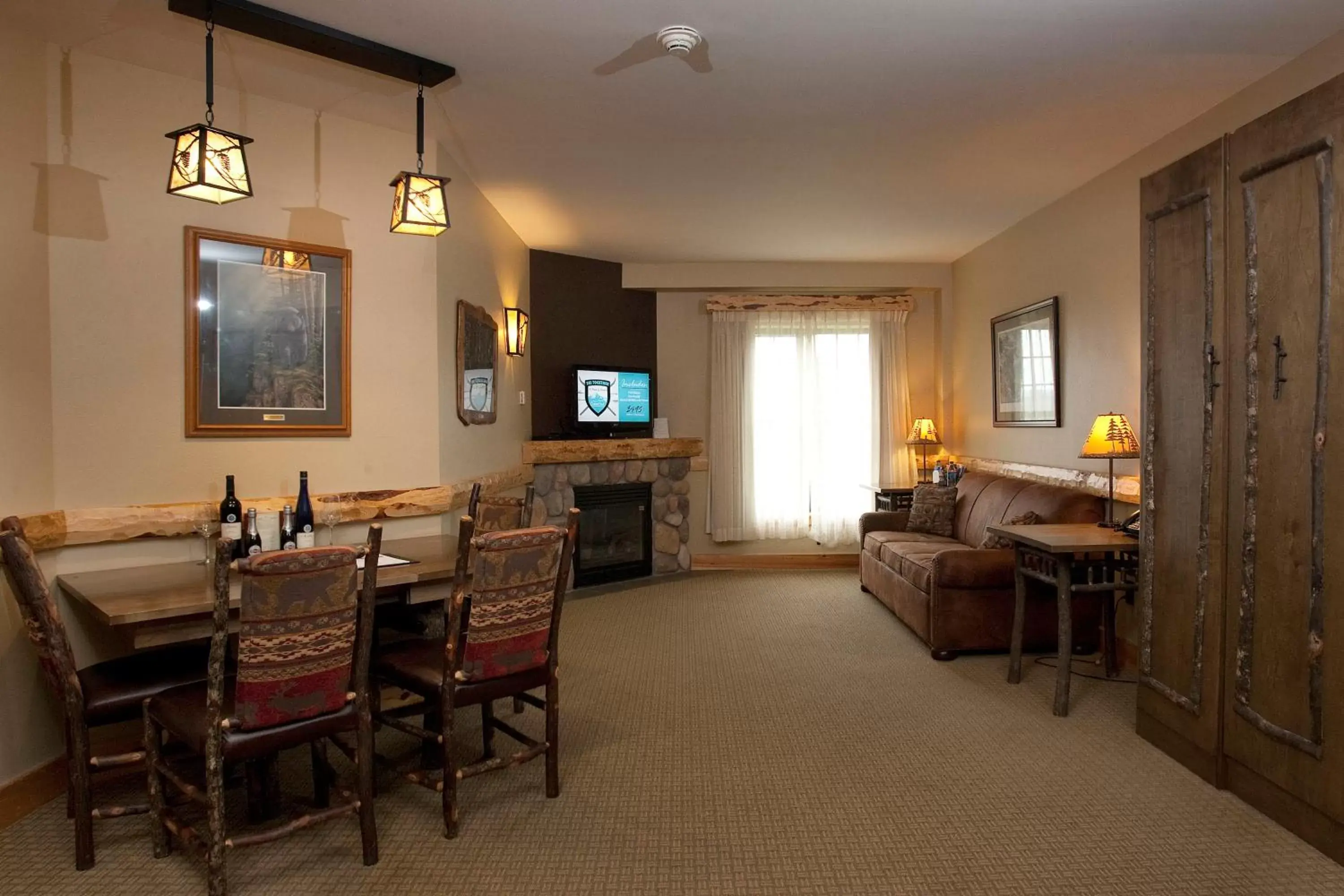 One-Bedroom Apartment in Hope Lake Lodge & Indoor Waterpark