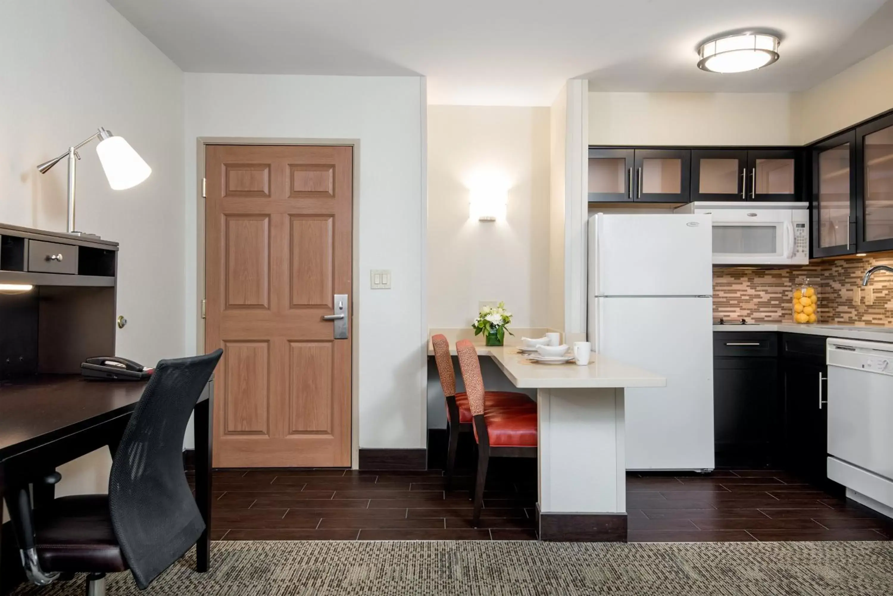 Photo of the whole room, Kitchen/Kitchenette in Staybridge Suites Chantilly Dulles Airport, an IHG Hotel