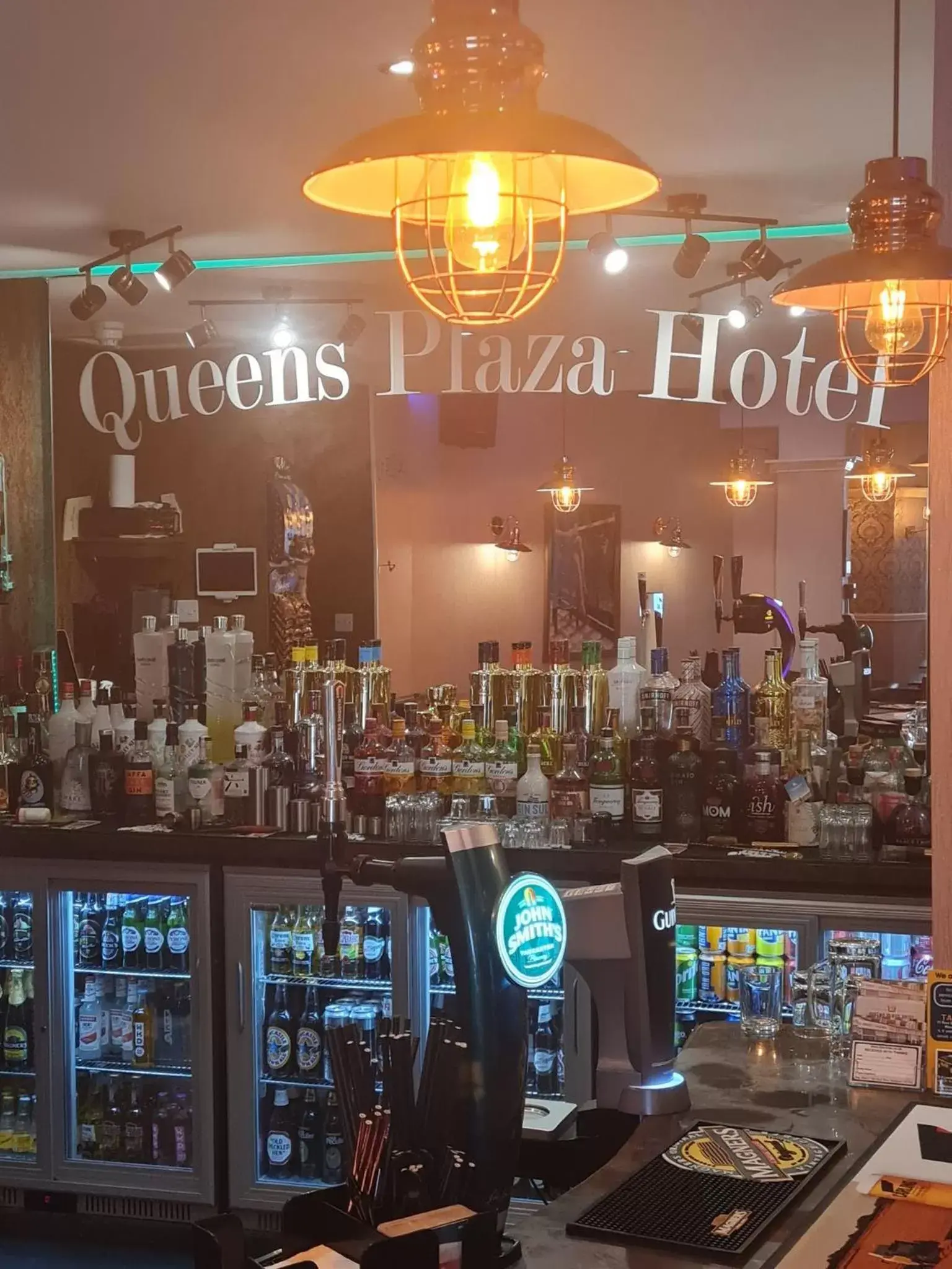 Lounge or bar in Queens Plaza Hotel