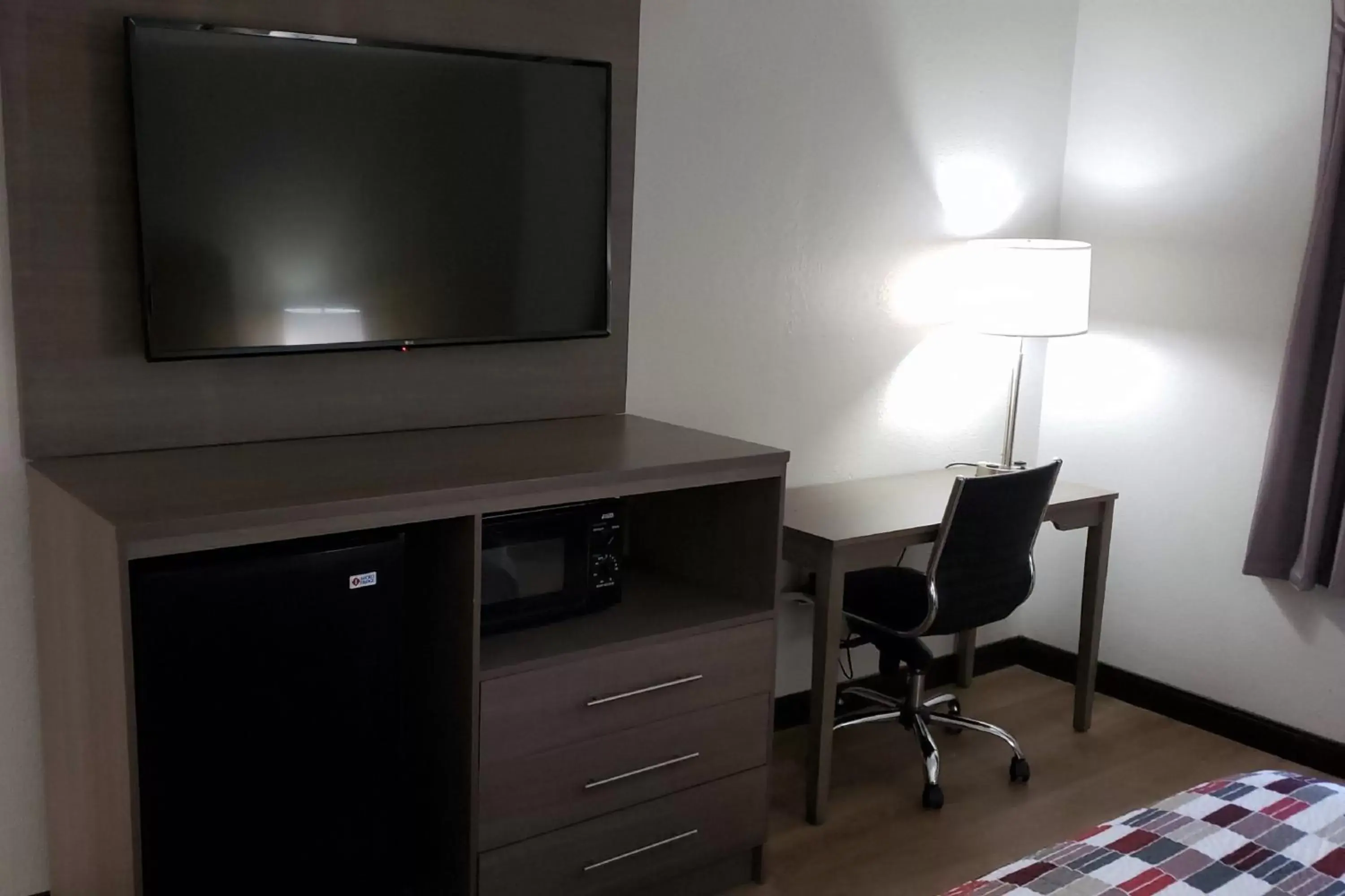 Photo of the whole room, TV/Entertainment Center in Red Roof Inn & Suites Vicksburg