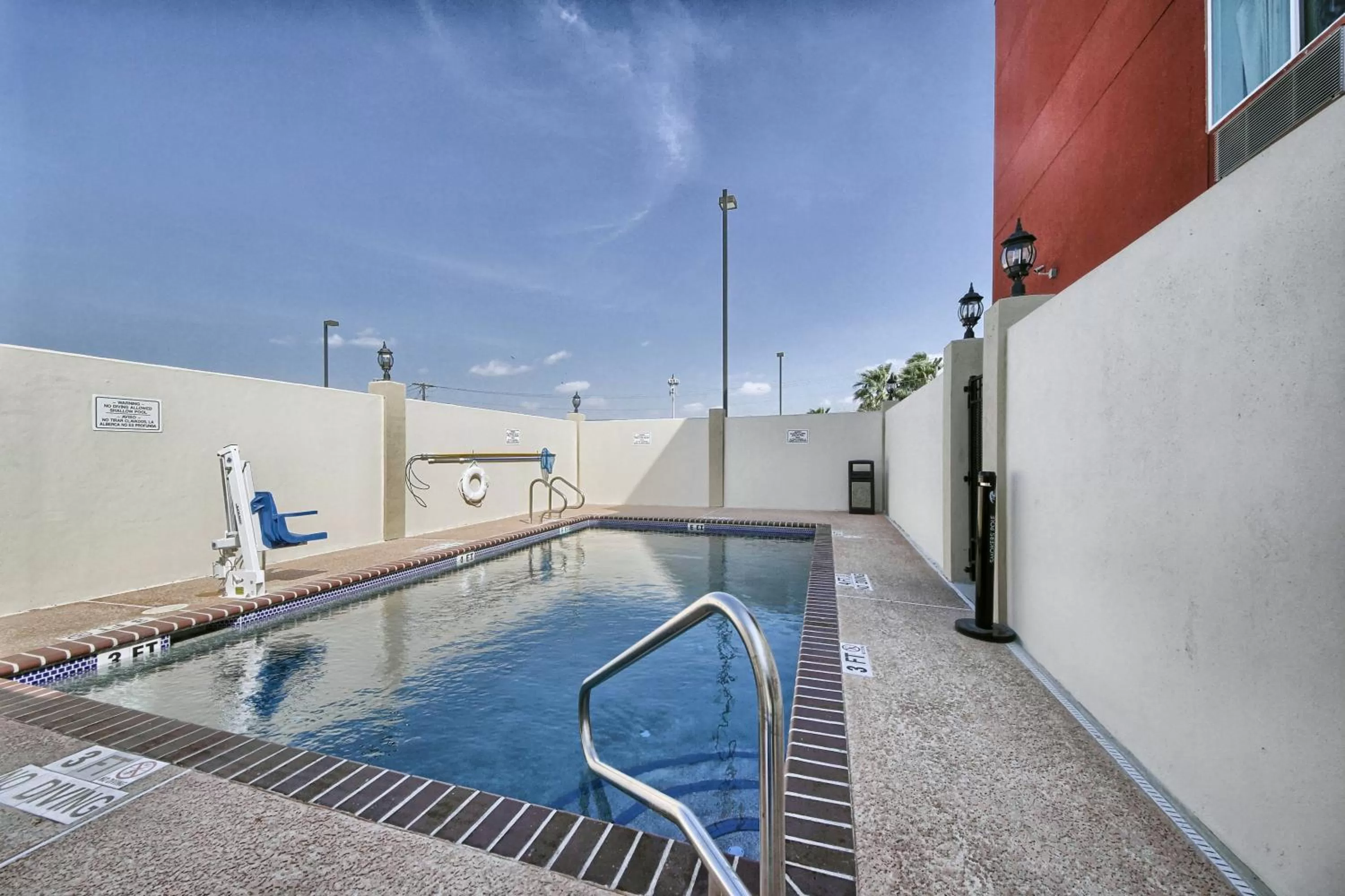 Swimming pool in Motel 6-Weslaco, TX