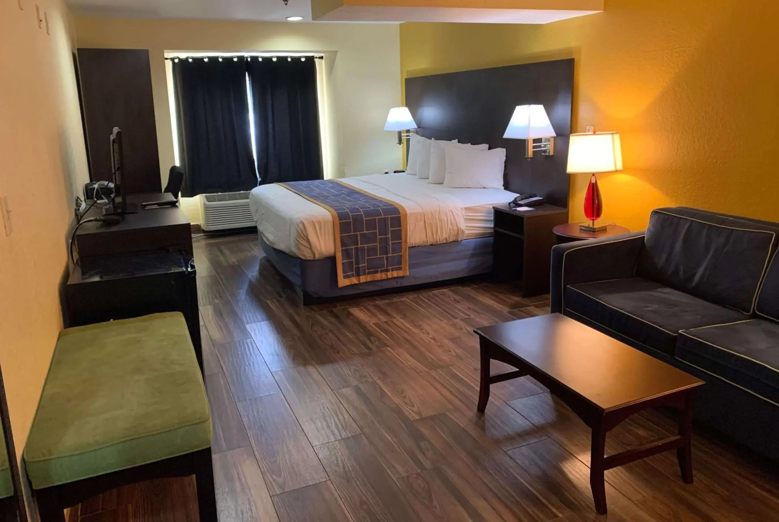 Photo of the whole room, Bed in Days Inn & Suites by Wyndham Tampa/Raymond James Stadium