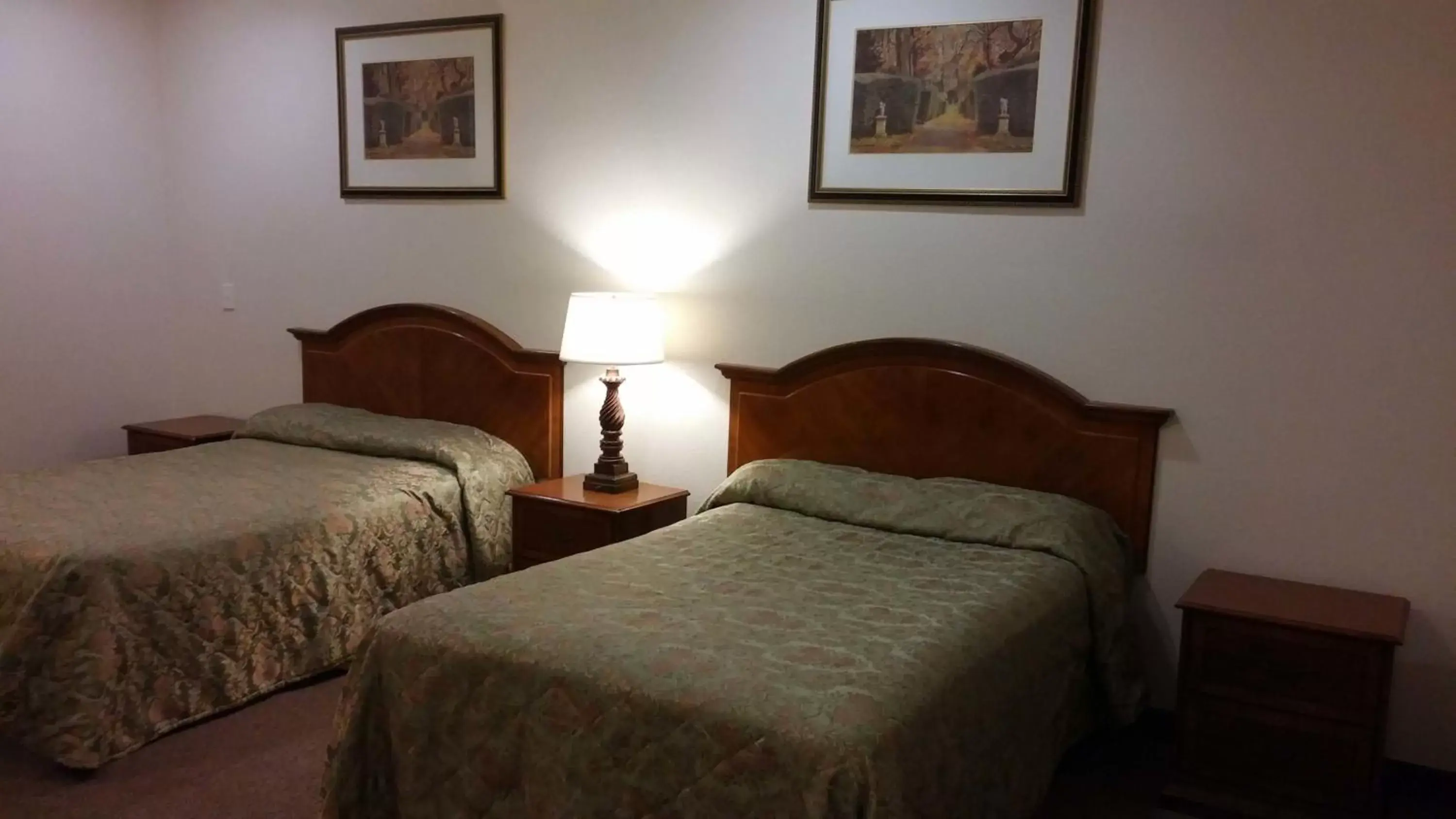 Photo of the whole room, Bed in Country Regency Inn & Suites