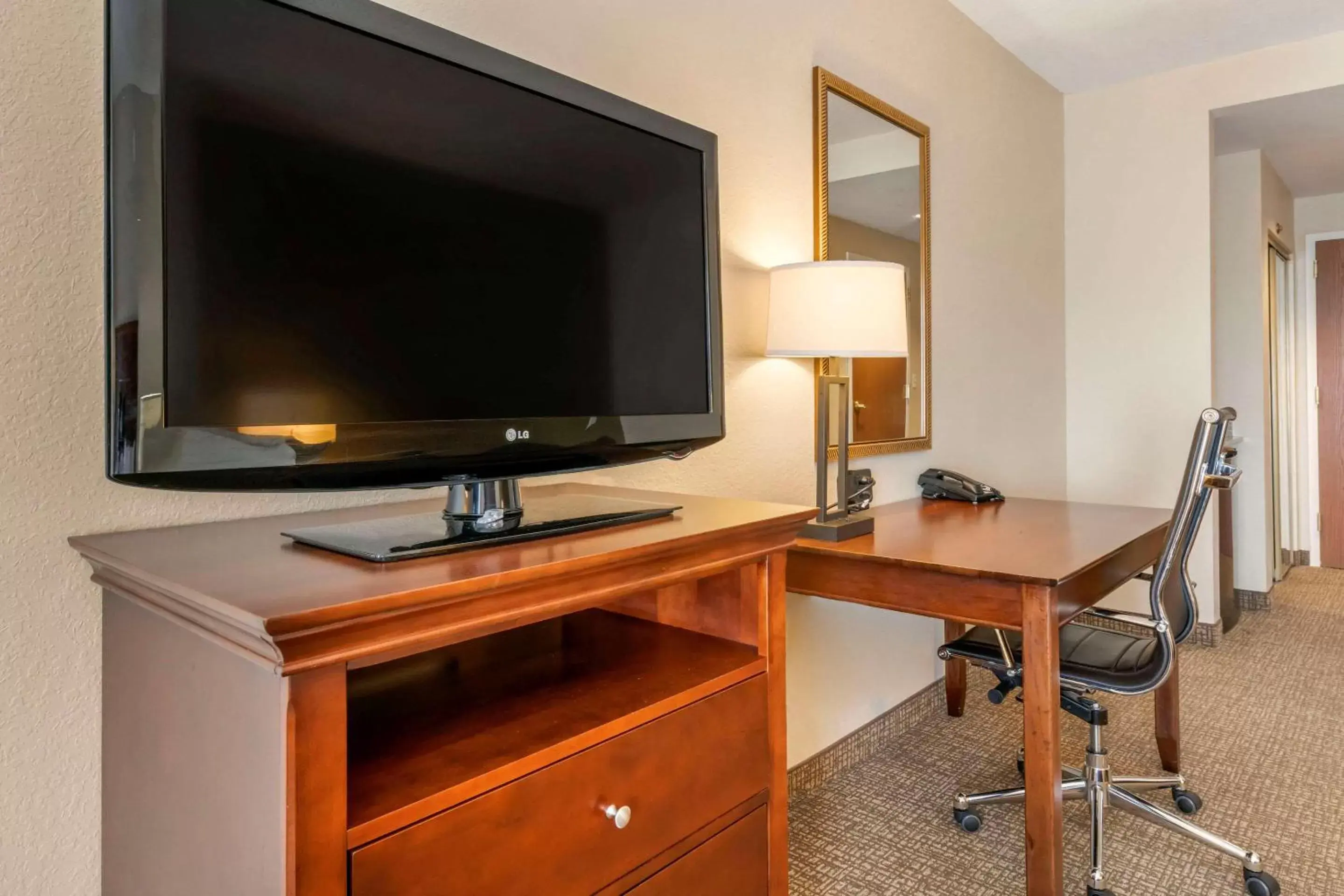 Photo of the whole room, TV/Entertainment Center in Comfort Suites Ocala North