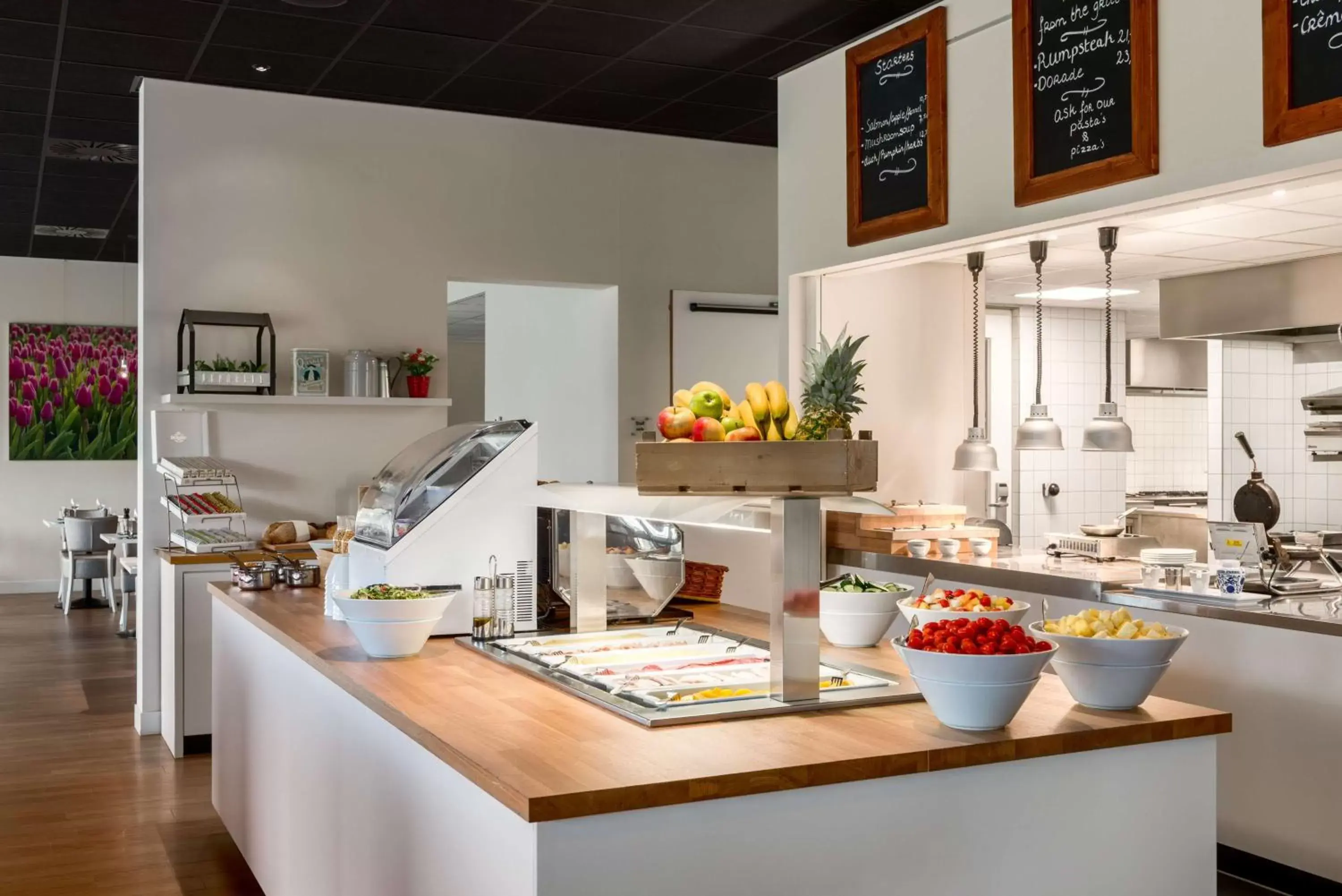 Dining area, Kitchen/Kitchenette in Hilton Garden Inn Leiden