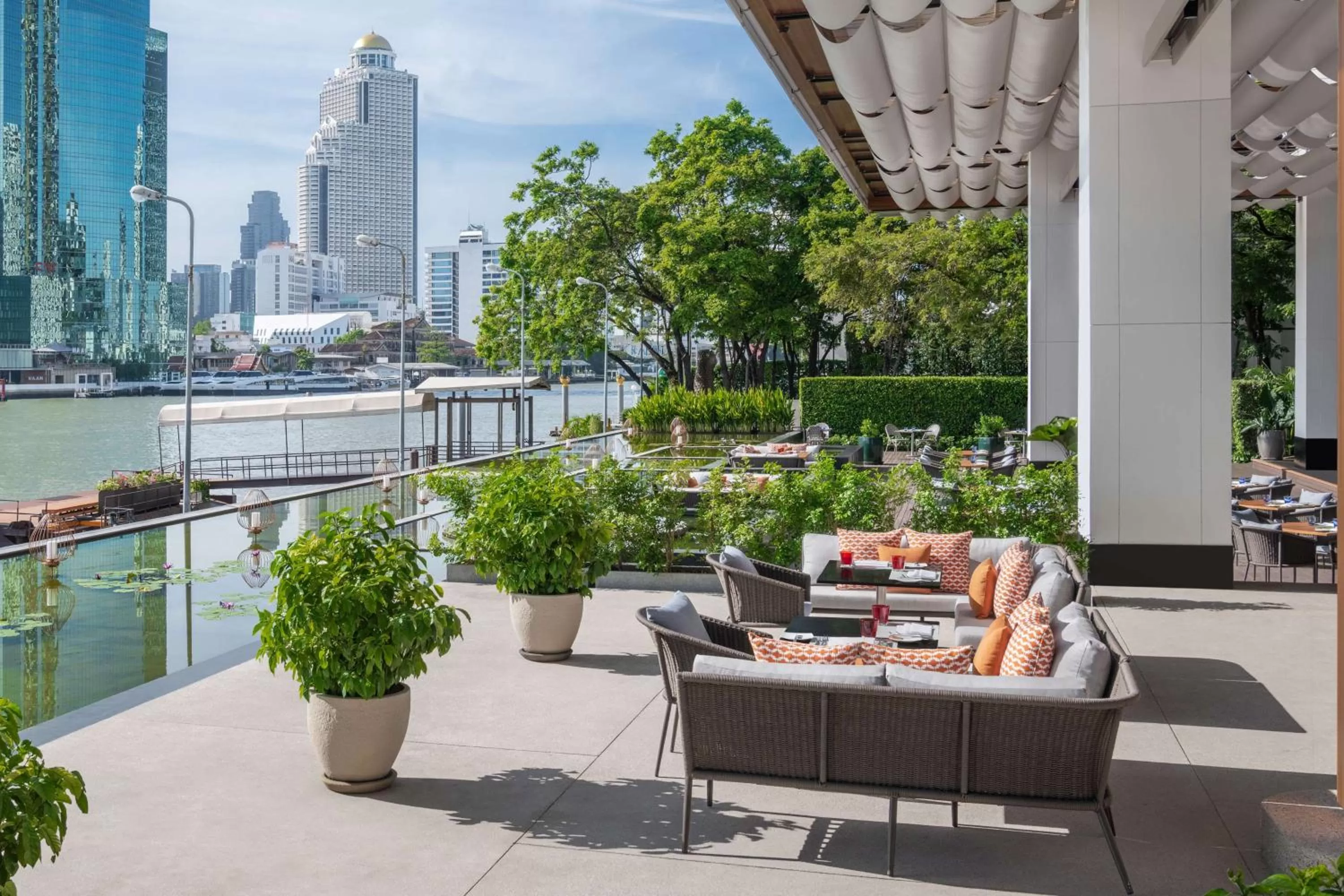 Restaurant/places to eat in Millennium Hilton Bangkok