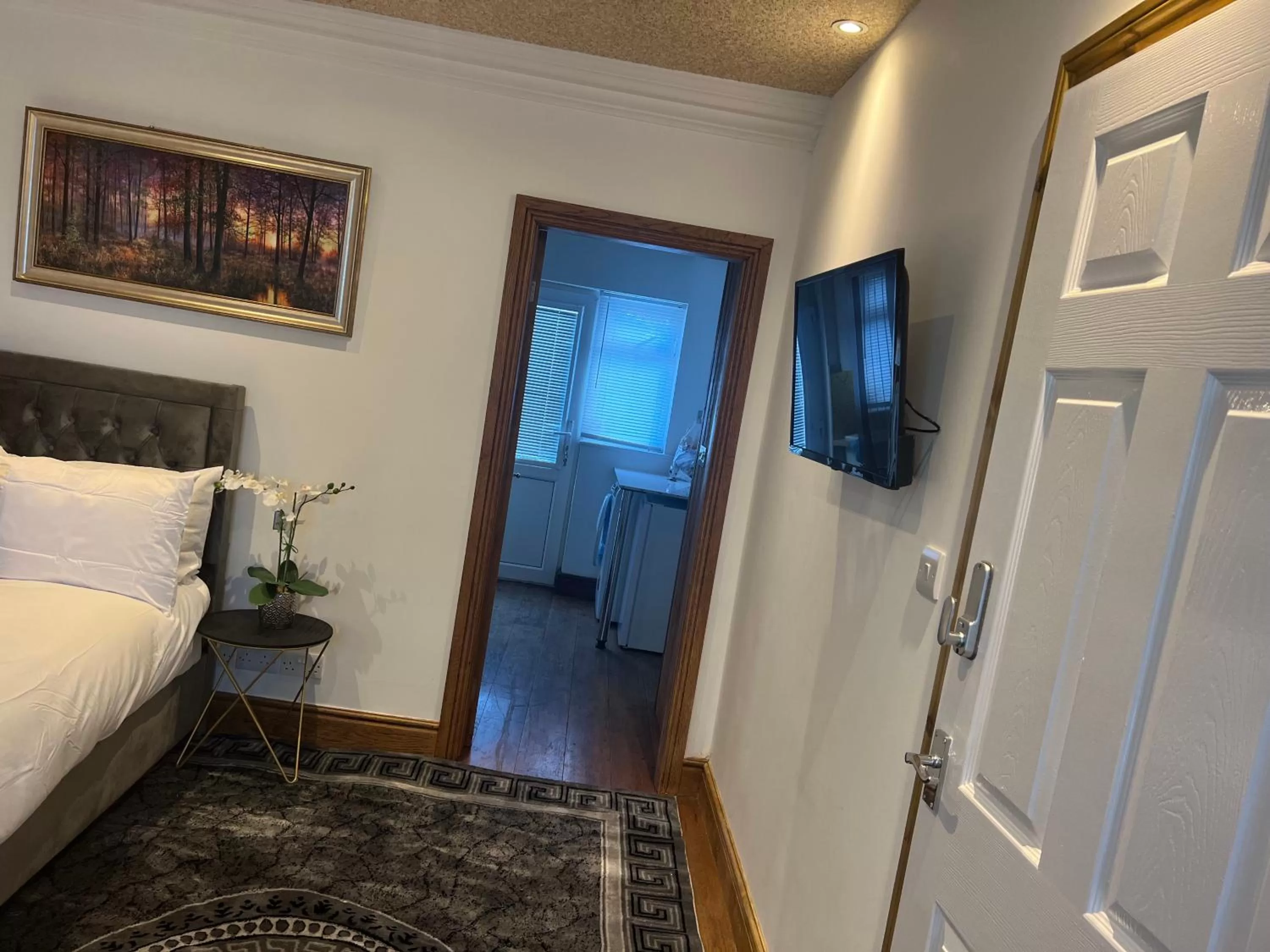 TV and multimedia, Bed in TJ Homes - Luxury Studio Suite with Garden View - Next to tube station London