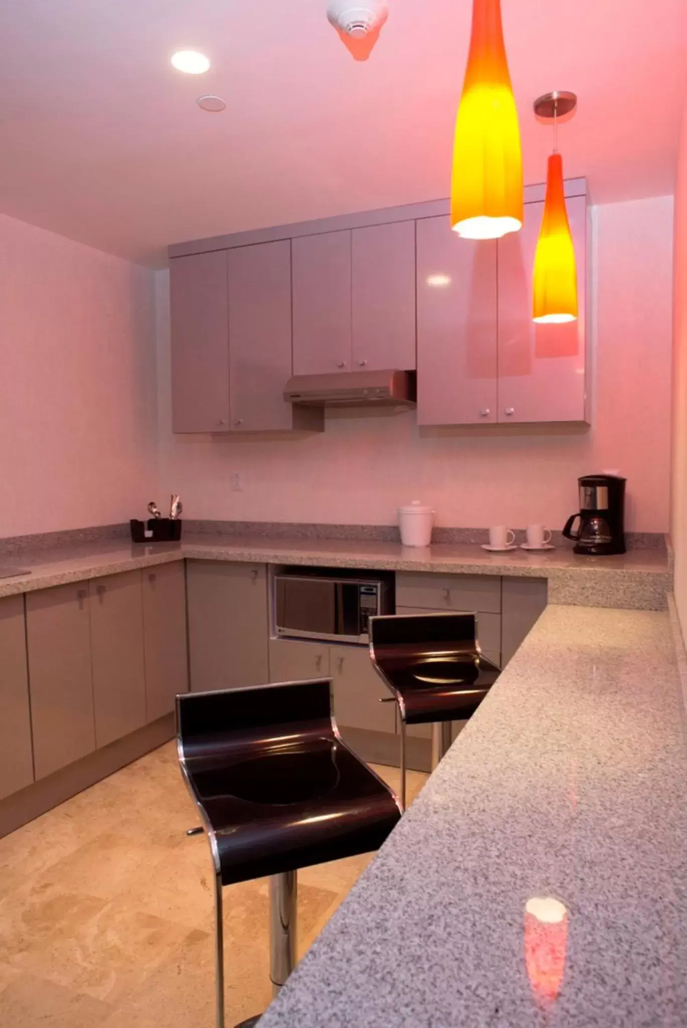 Photo of the whole room, Kitchen/Kitchenette in Holiday Inn Express & Suites Queretaro, an IHG Hotel