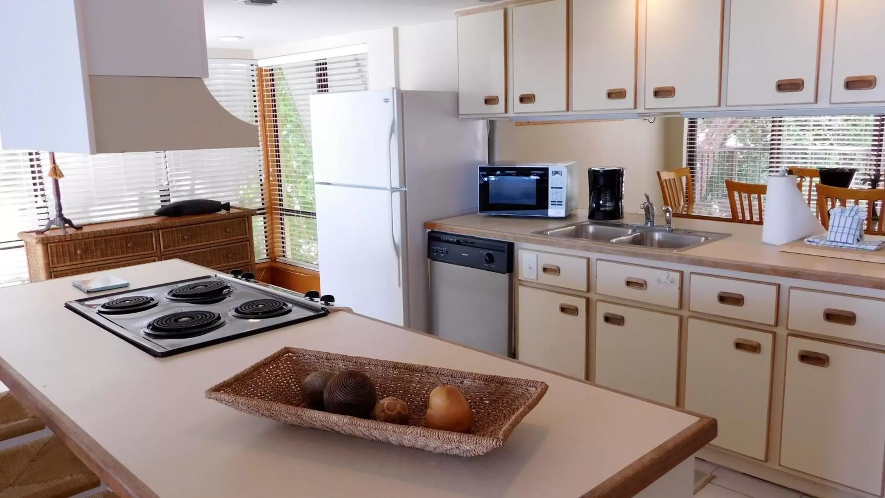 Kitchen or kitchenette, Kitchen/Kitchenette in Pines & Palms Resort