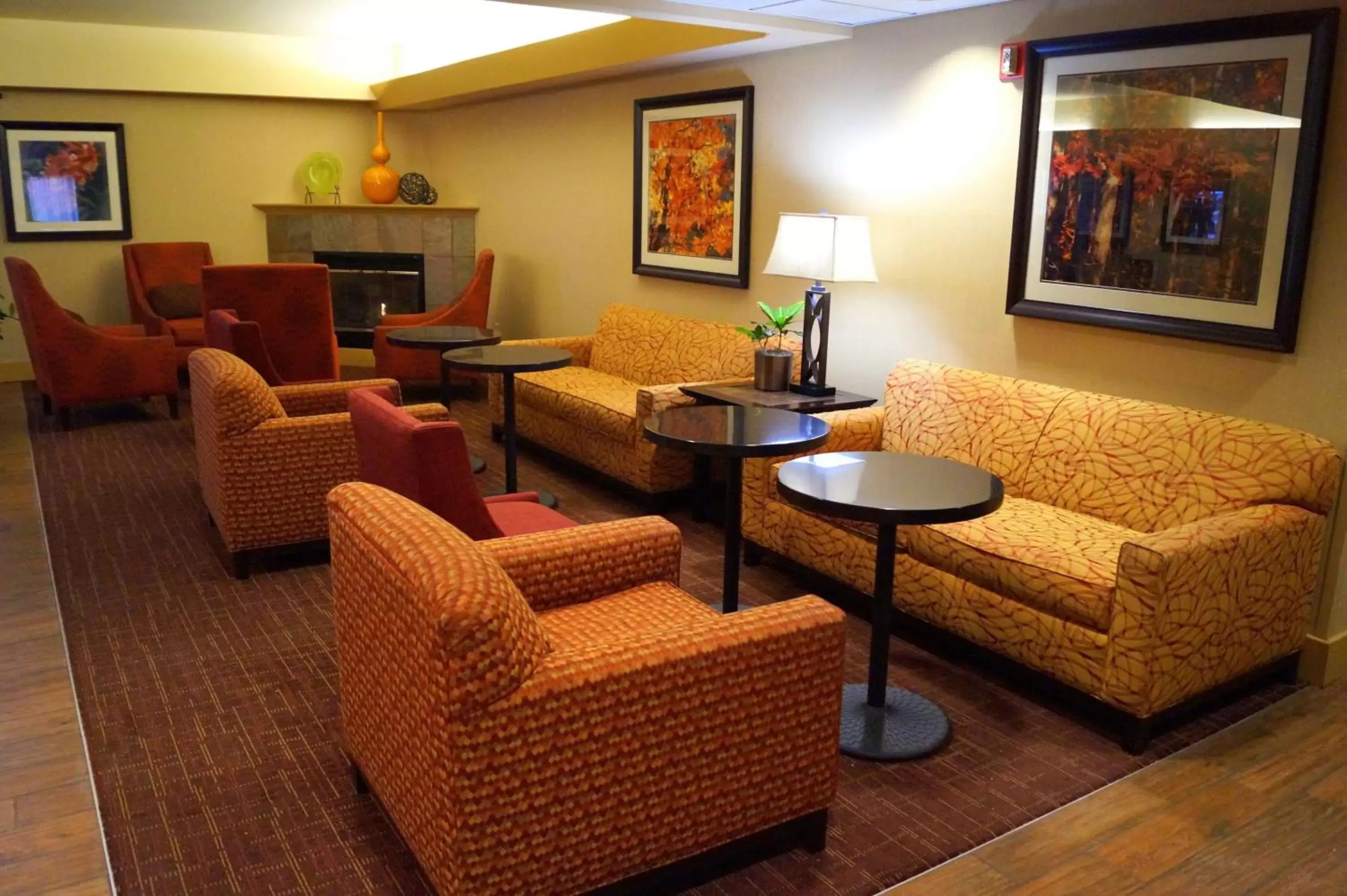 Breakfast, Lounge/Bar in Hampton Inn Altoona