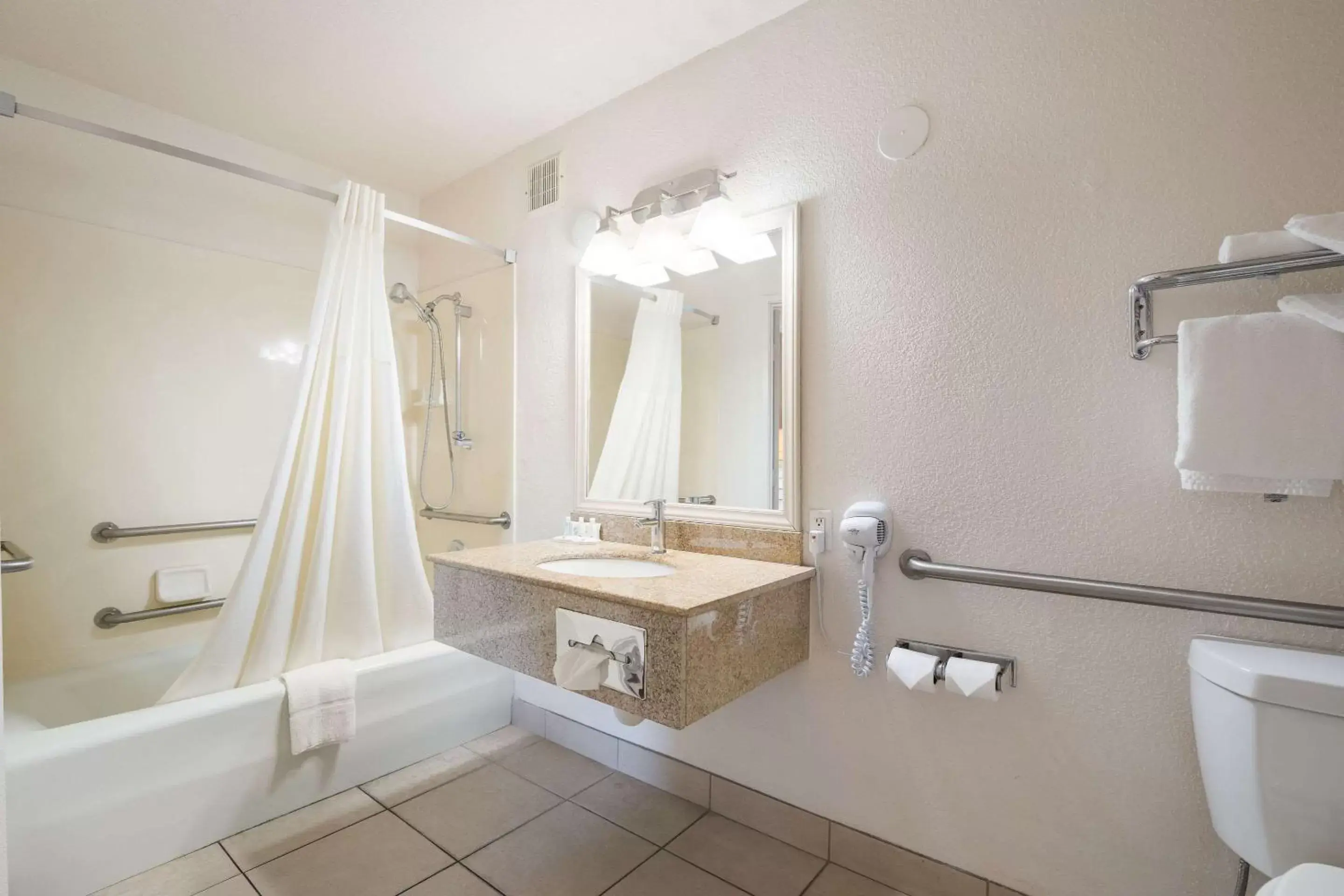 Bathroom in Quality Inn & Suites Lake Havasu City