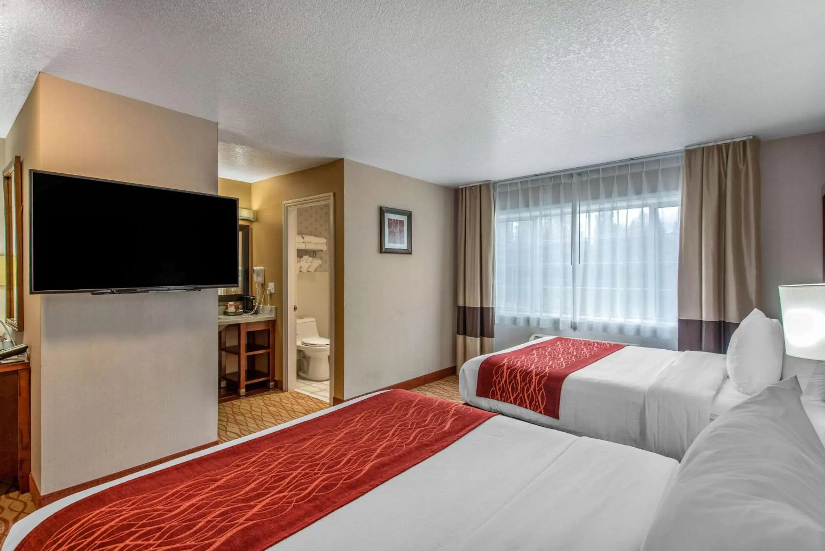 Photo of the whole room, Bed in Comfort Inn Mount Shasta Area