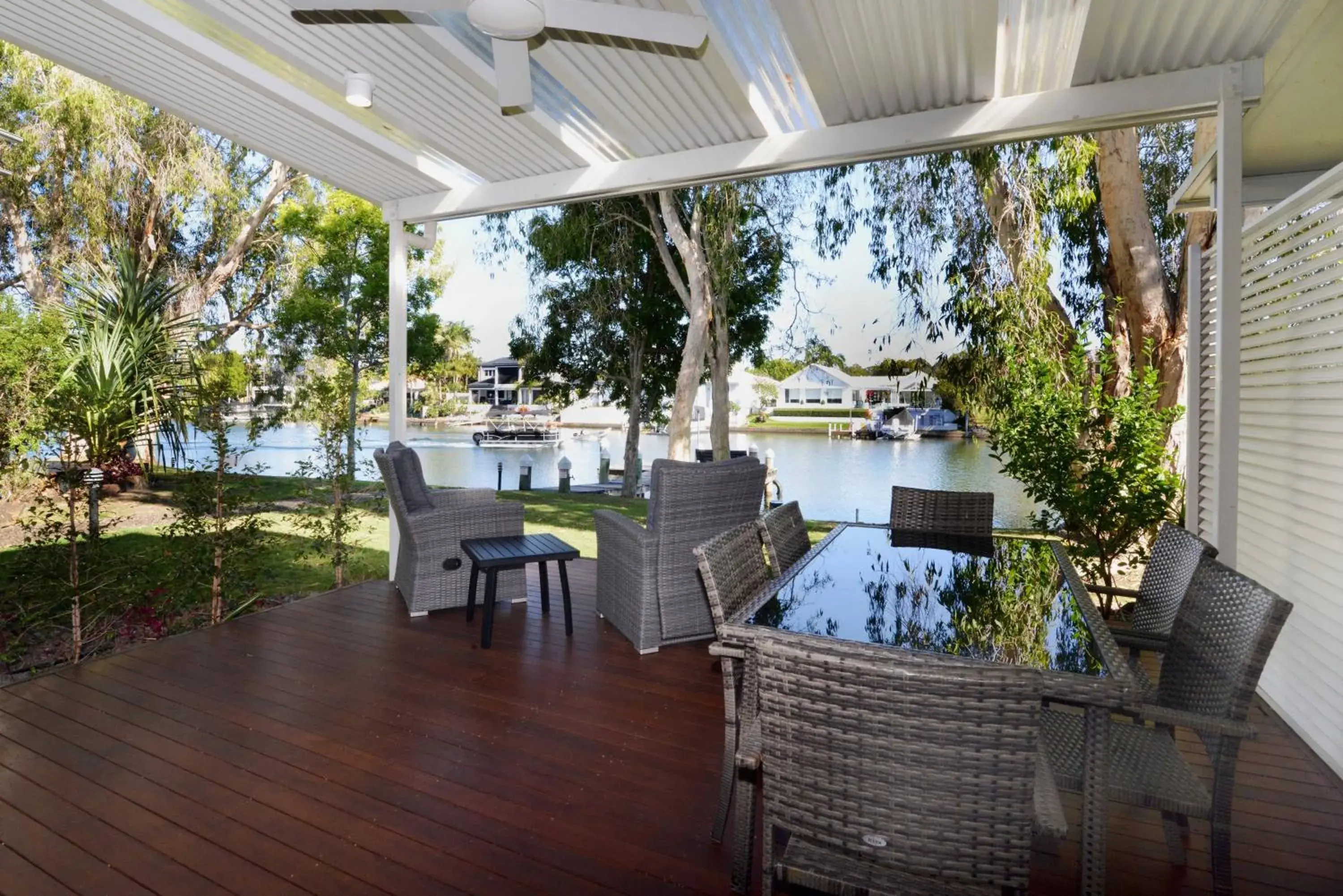 Restaurant/Places to Eat in Noosa Entrance Waterfront Resort