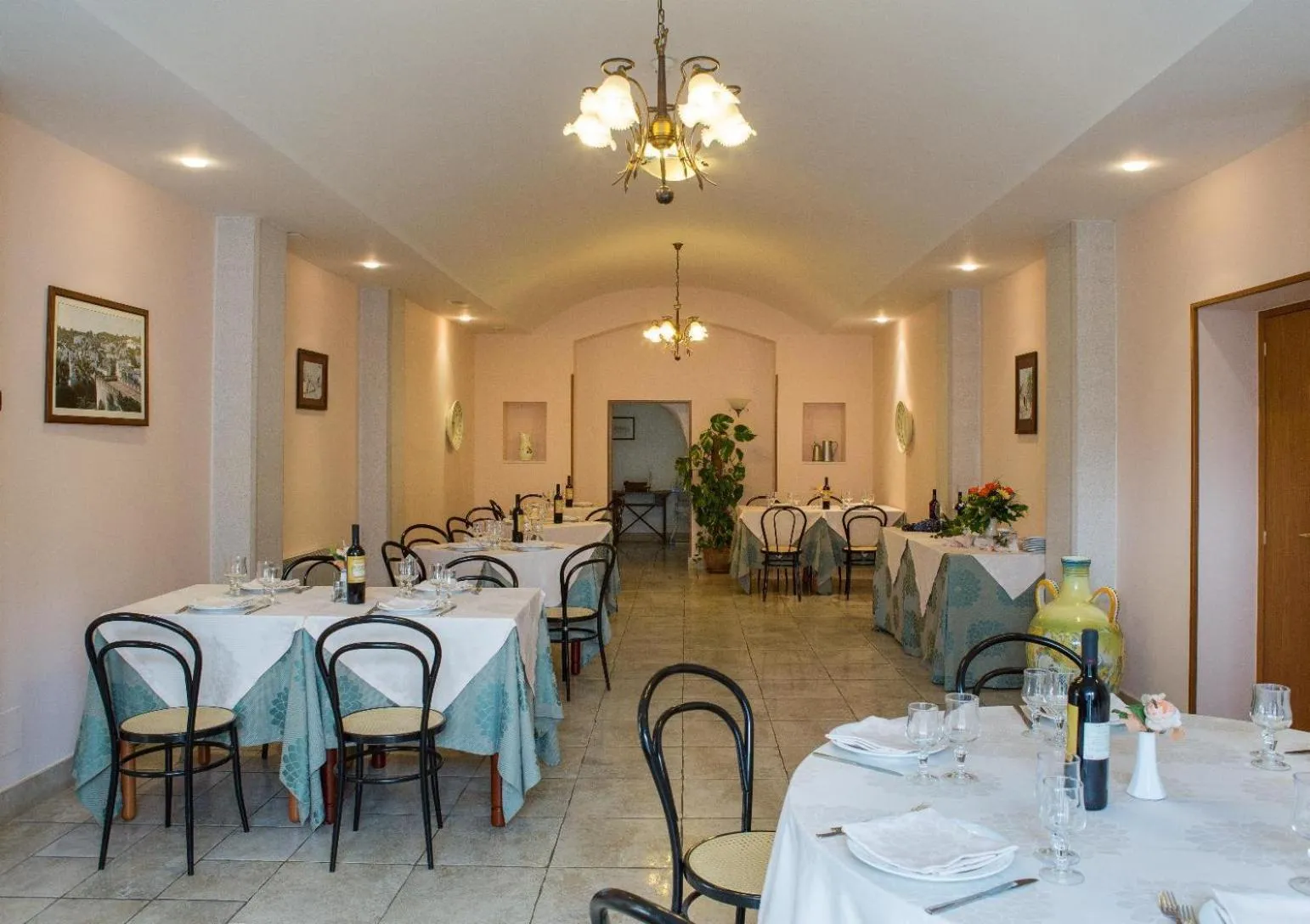 Restaurant/places to eat in Hotel Ramapendula
