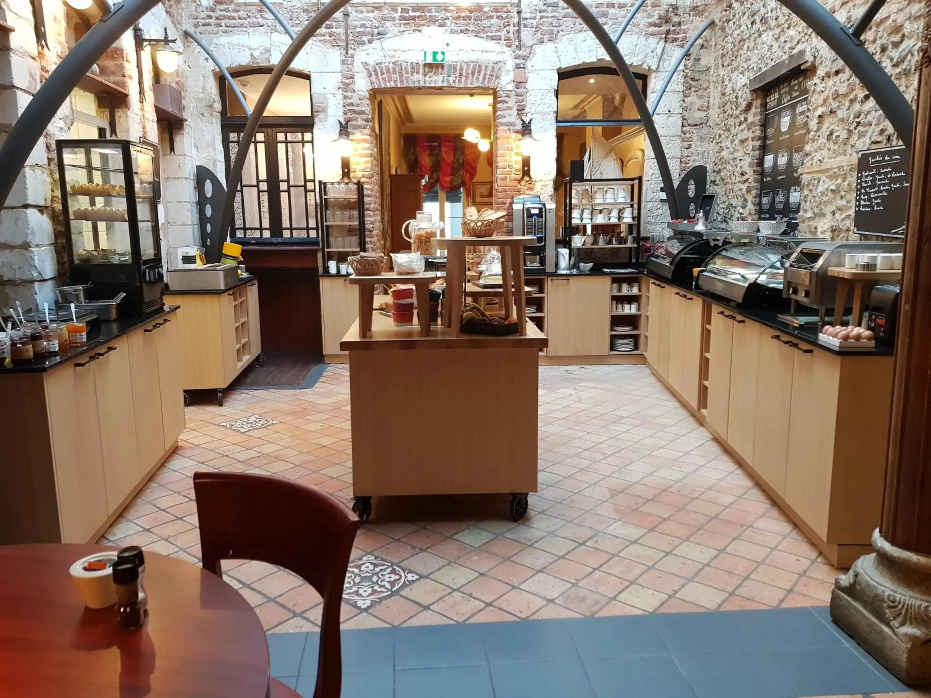 Breakfast, Restaurant/Places to Eat in Logis Les Hauts de Montreuil / Le Patio