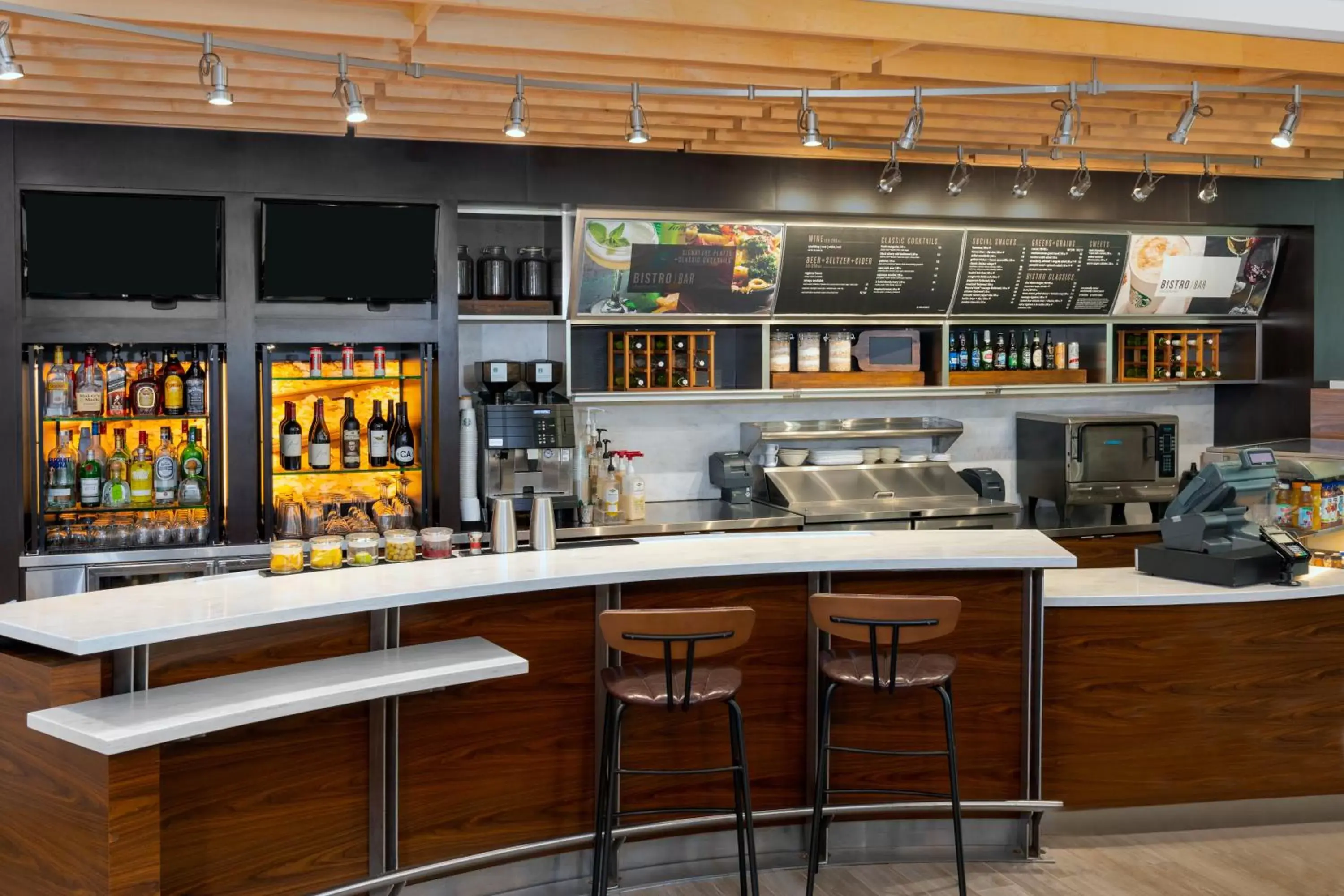 On-site shops, Lounge/Bar in Courtyard by Marriott Buffalo Downtown/Canalside