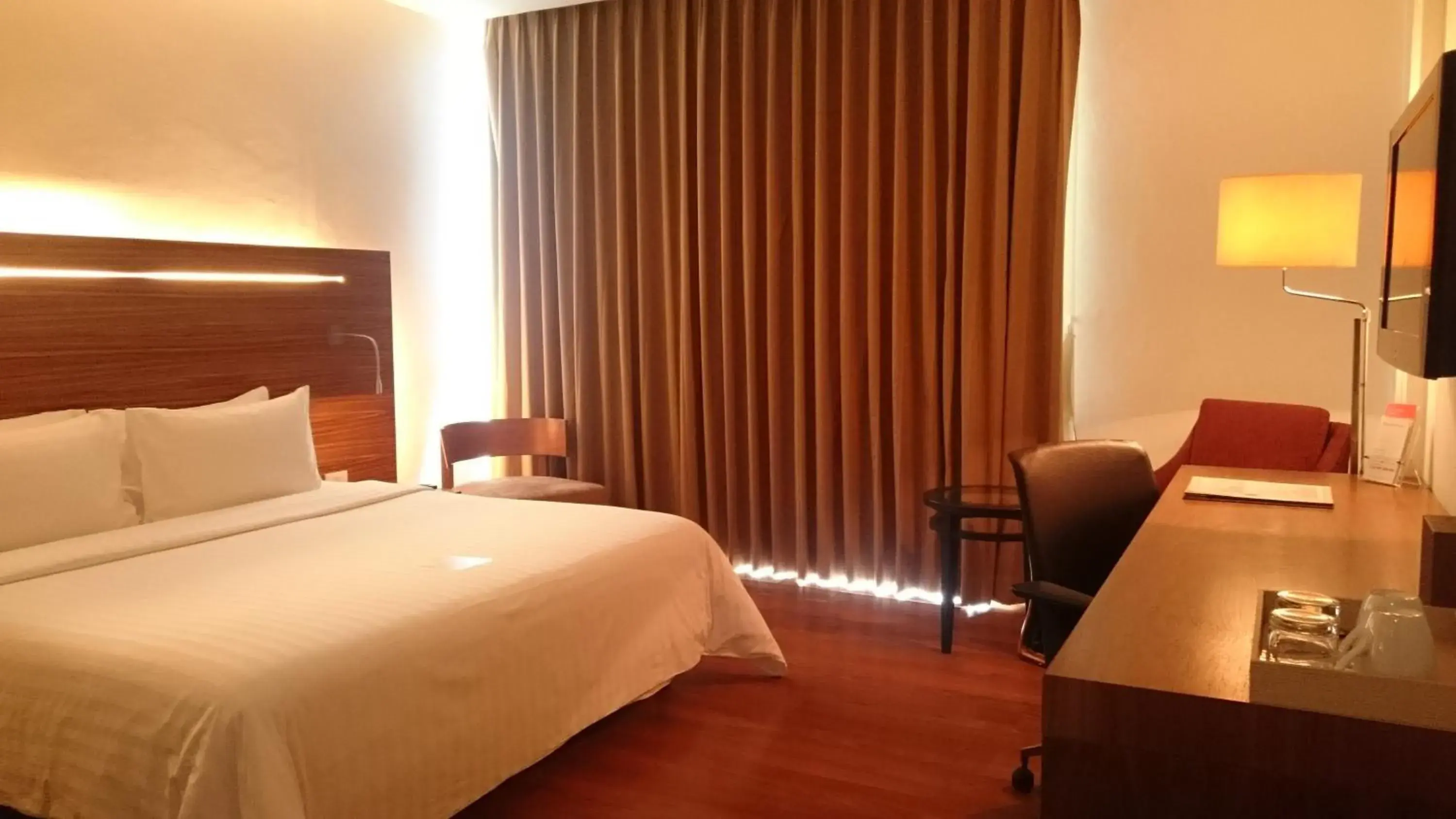 Bedroom, Bed in Sacha's Hotel Uno SHA