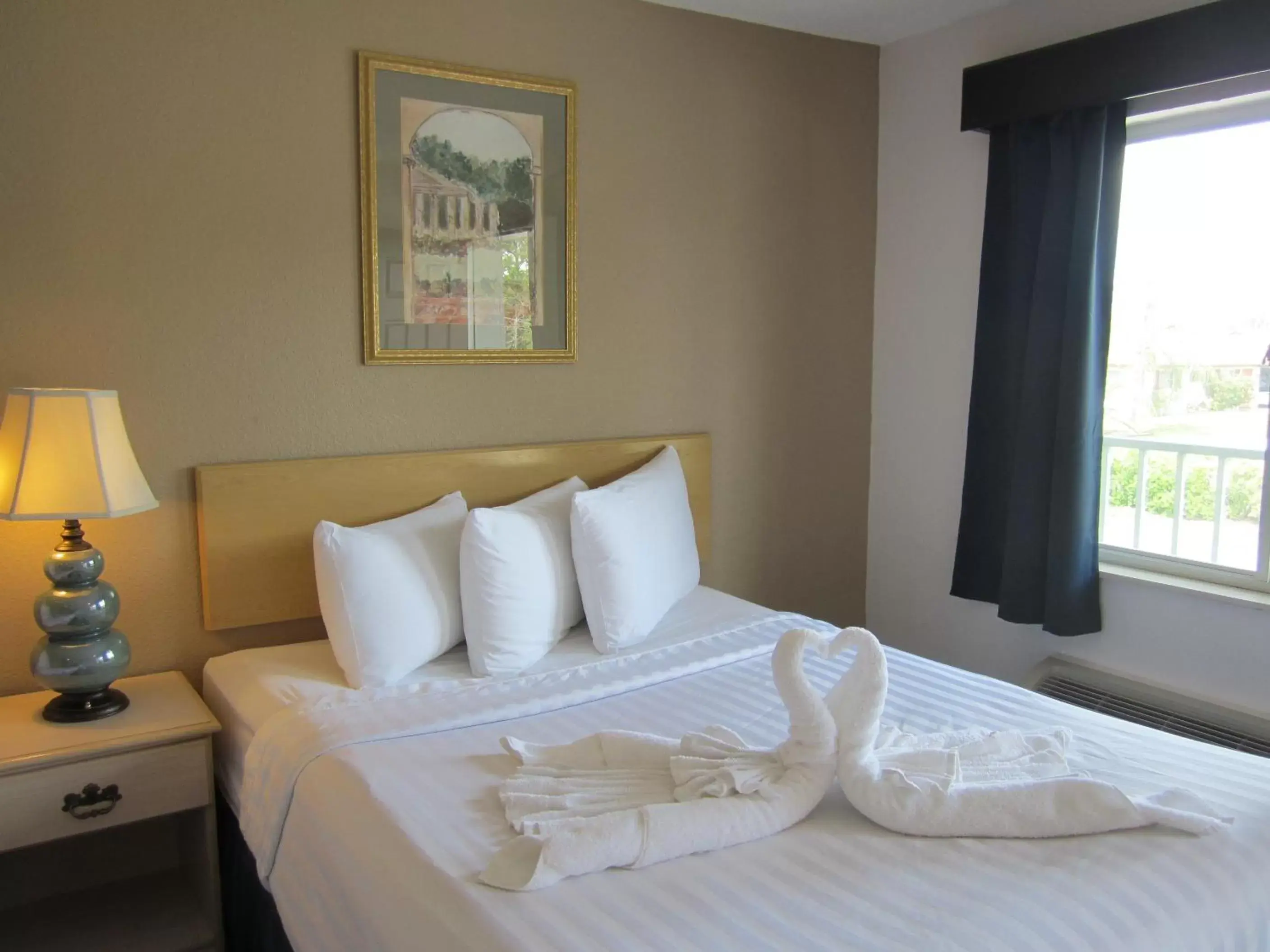 Bed in Lantern Inn & Suites - Sarasota
