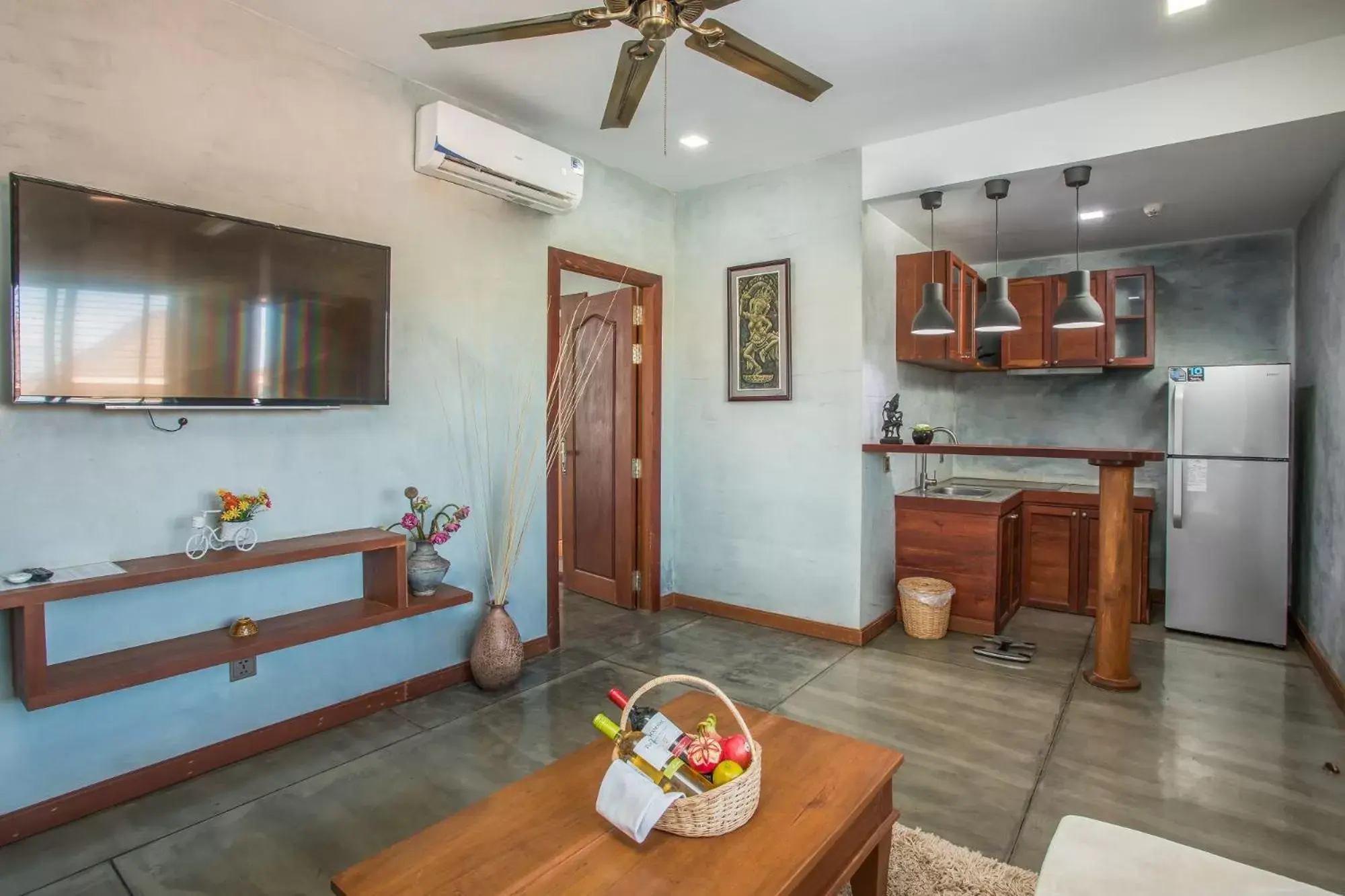 Living room, Kitchen/Kitchenette in Cambana Residence
