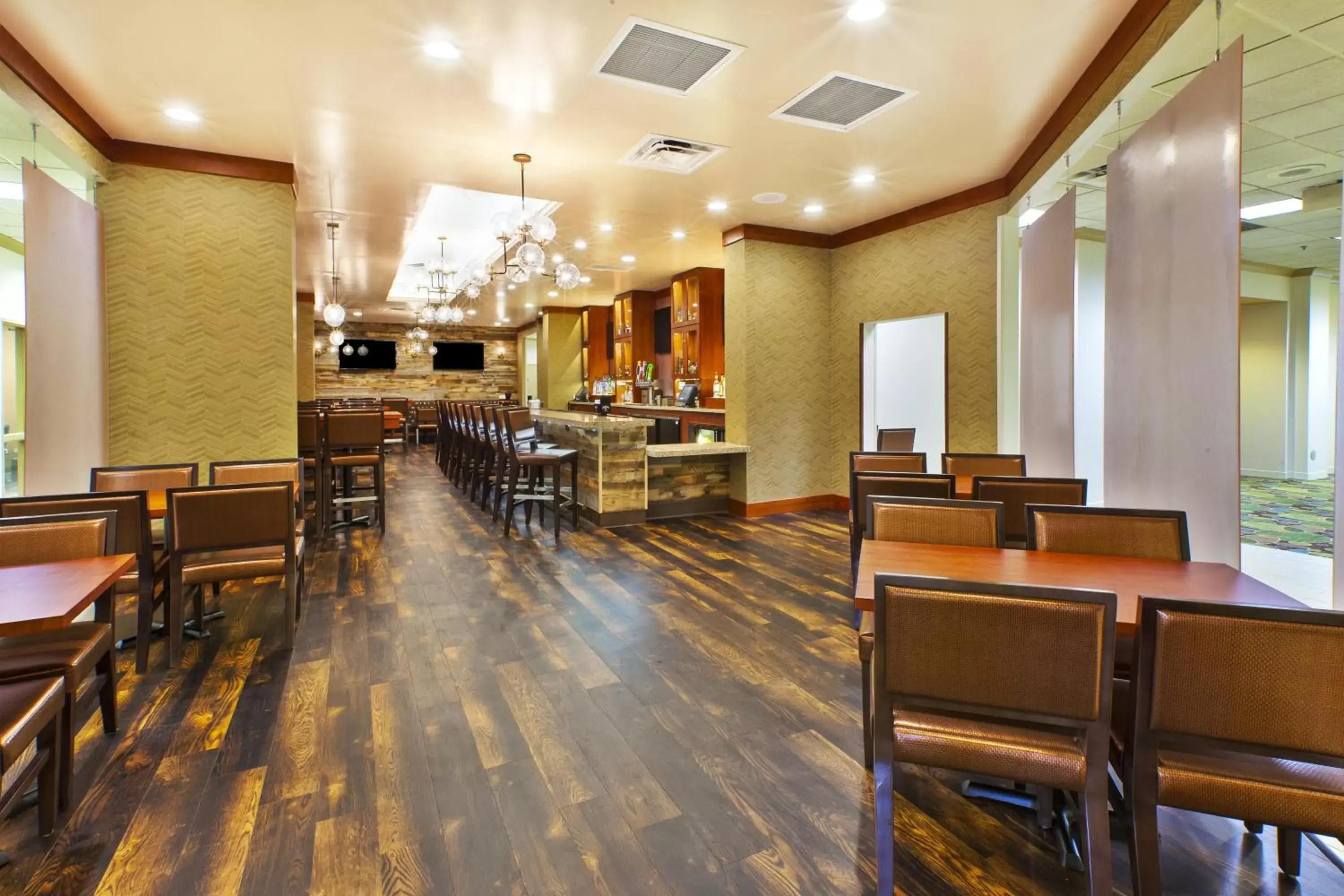 Restaurant/Places to Eat in Holiday Inn Hotel & Suites Bolingbrook, an IHG Hotel