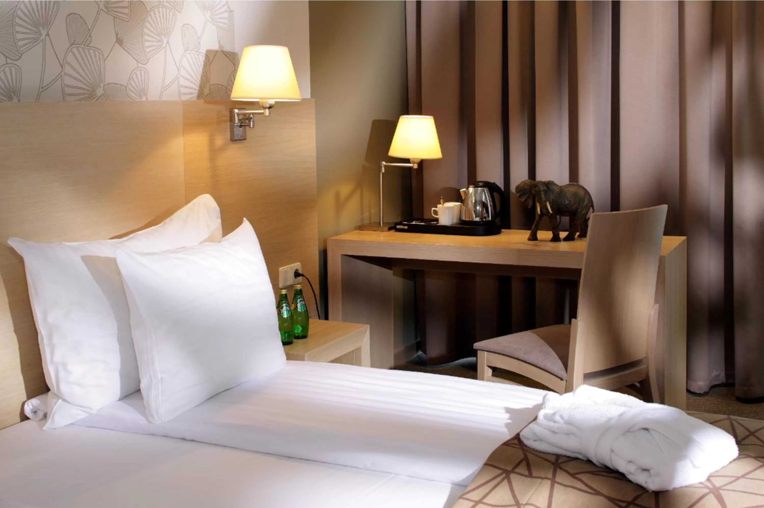 Coffee/tea facilities, Bed in Rixwell Elefant Hotel