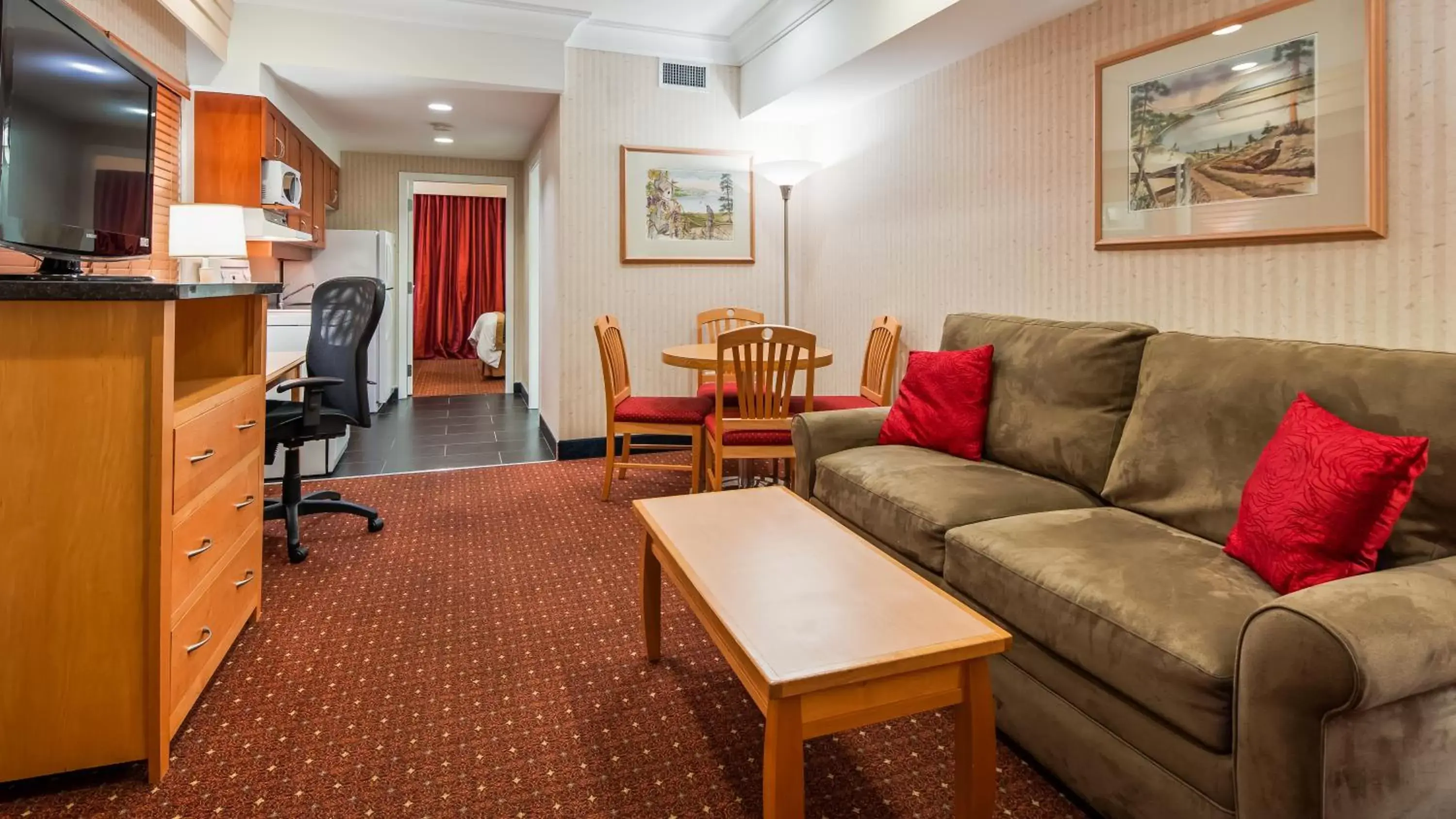 Bedroom, Seating Area in Best Western Plus Kelowna Hotel & Suites