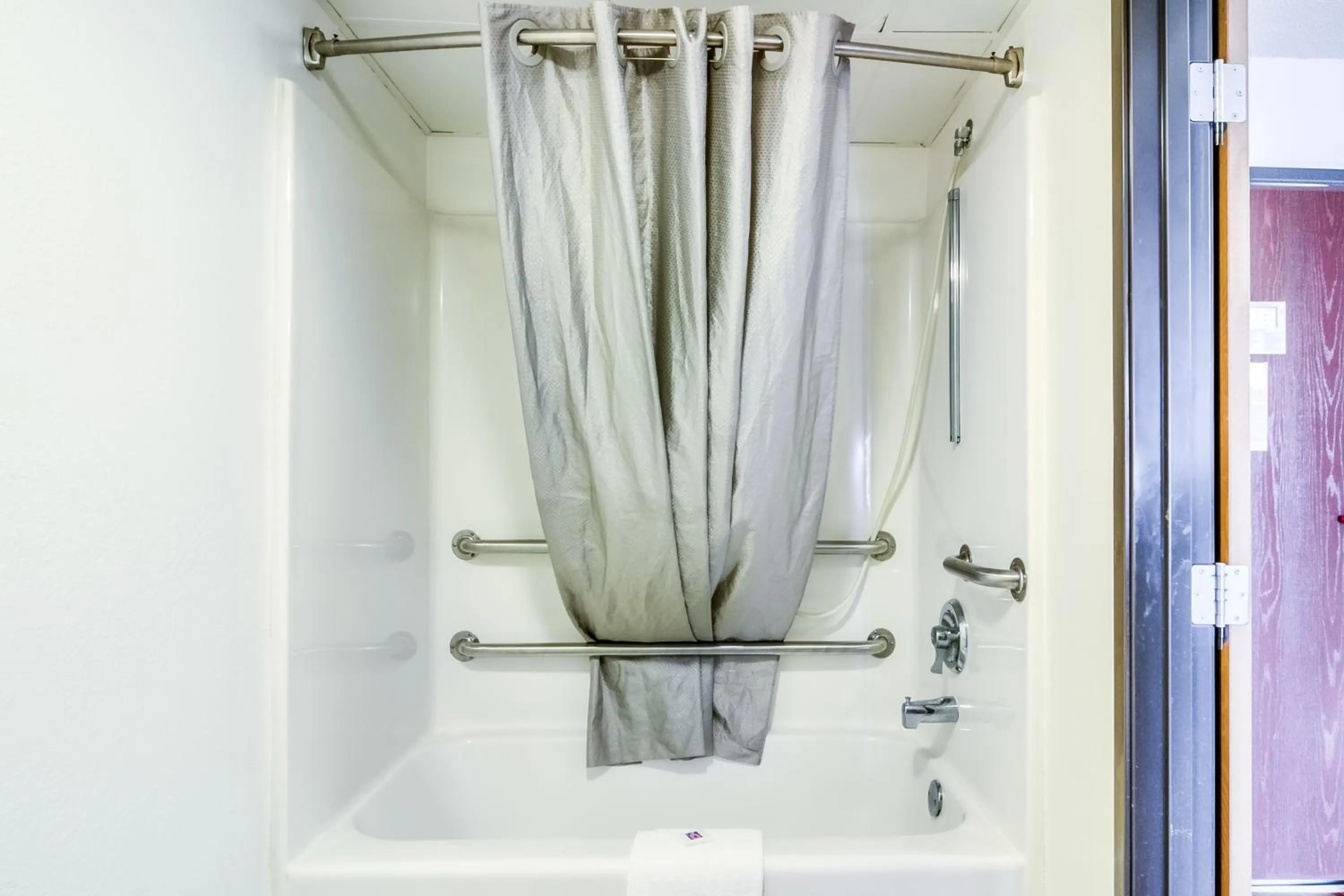 Bathroom in Motel 6-Lansing, IL - Chicago South