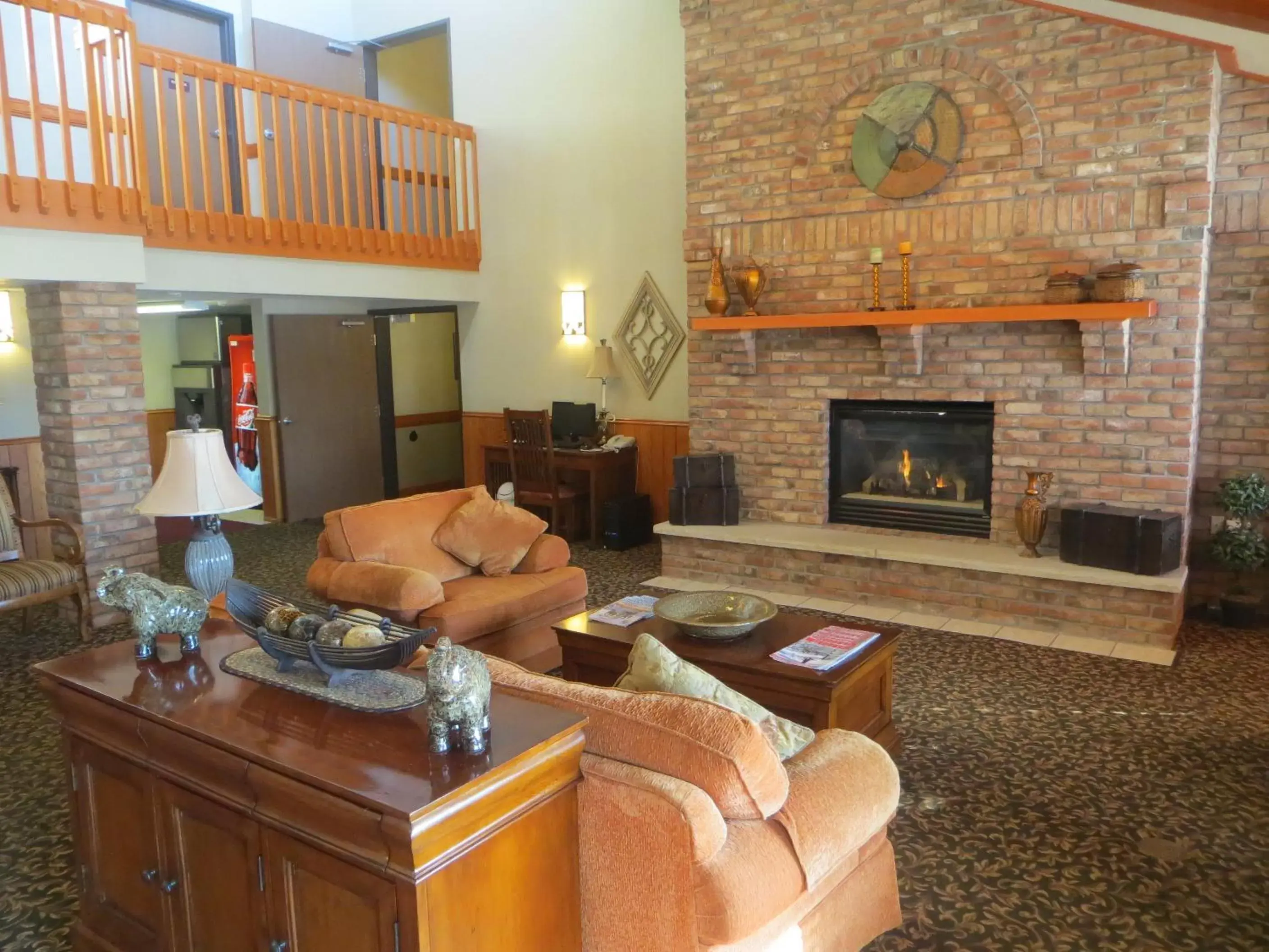 Lobby or reception, Seating Area in AmericInn by Wyndham Manitowoc